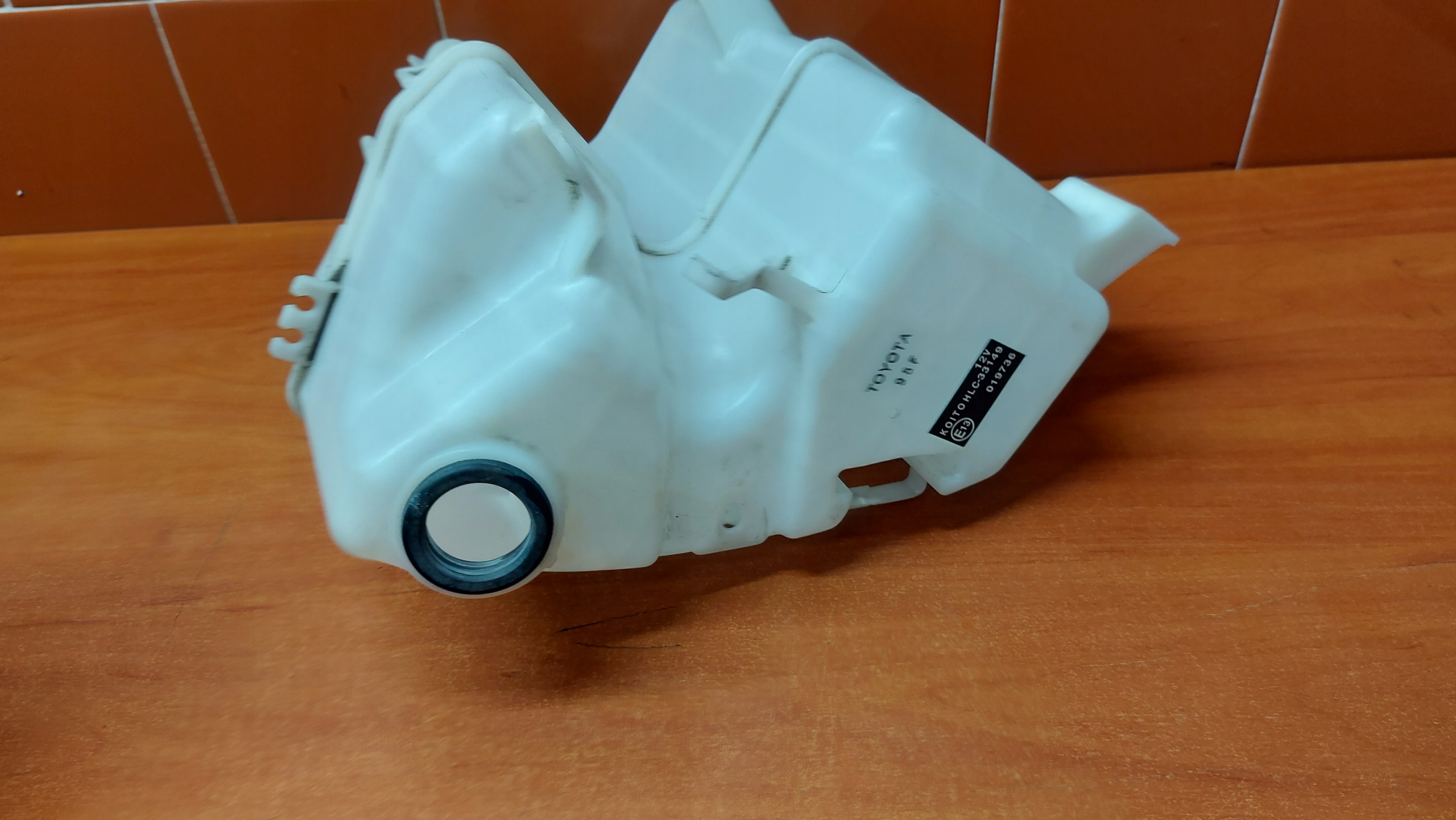 washer fluid tank TOYOTA RAV4 IV 12