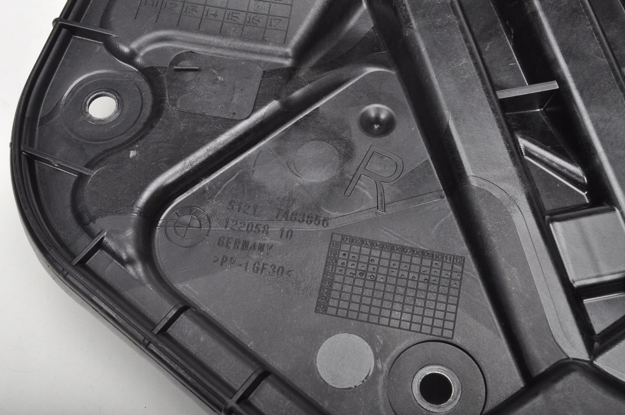 BMW F44 GRAN COUPE WYGLUSZENIE DRZWI PRAWY TYL Car type Passenger cars