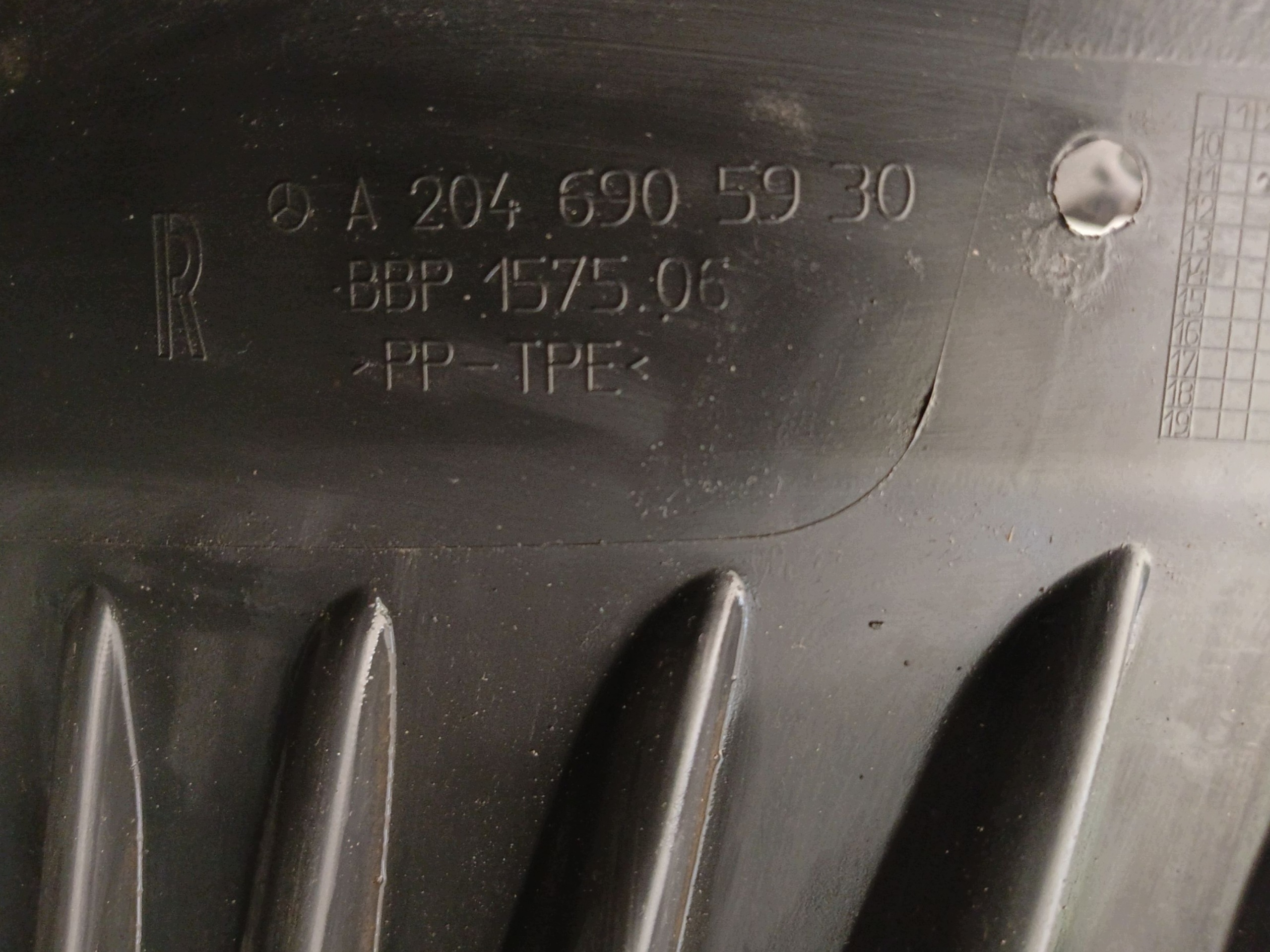 mudguard right front complete MERCEDES C W204 A2046984030 A2046905930