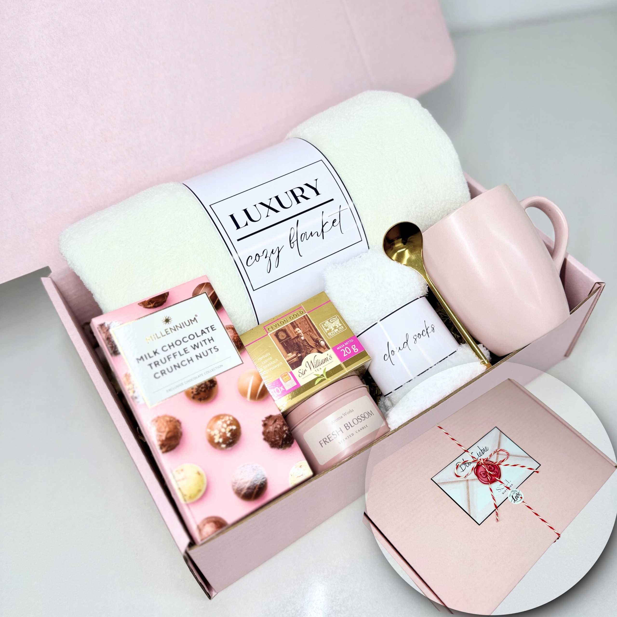 Levně Luxusní dárek pro ženu – deka, hrnek, čaj, svíčka, čokoládky