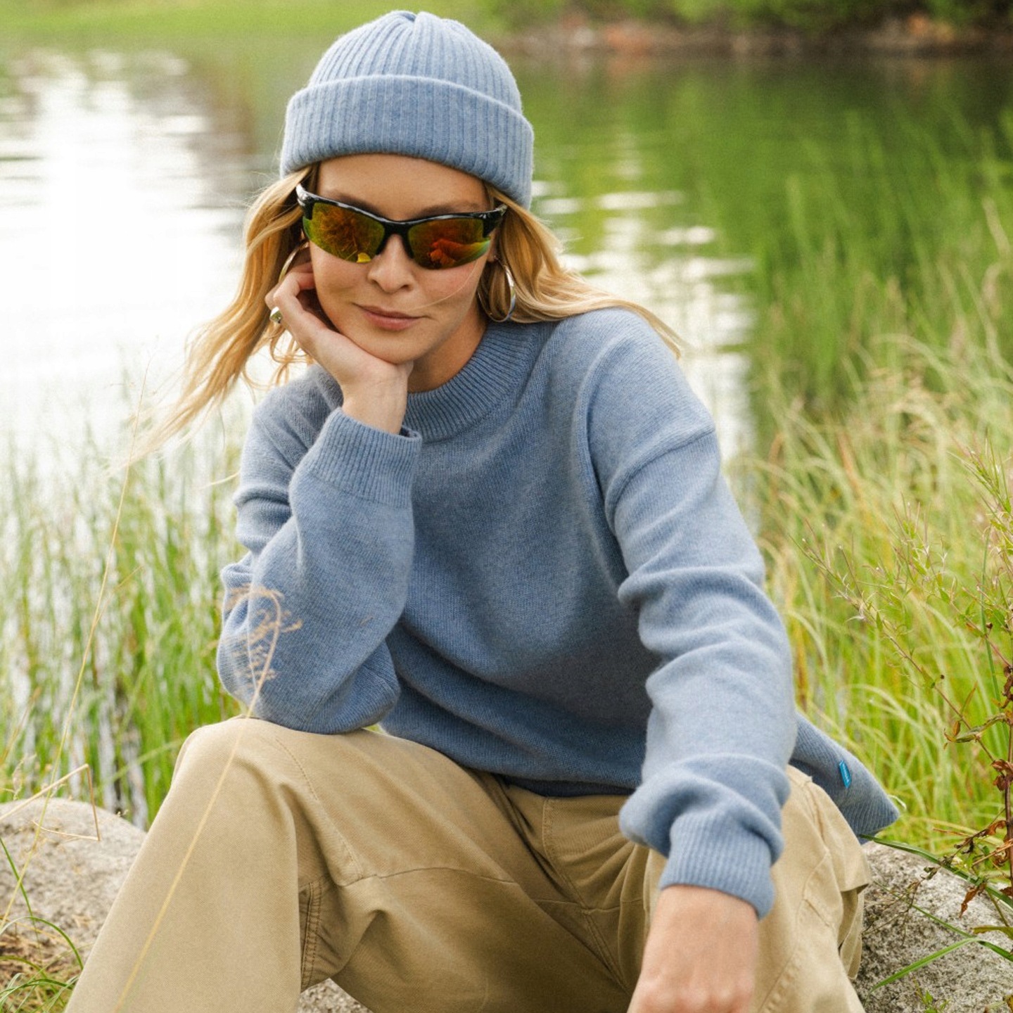 Sweter damski wełny merino 100% z meszkiem z dekoltem O niebieski L/XL