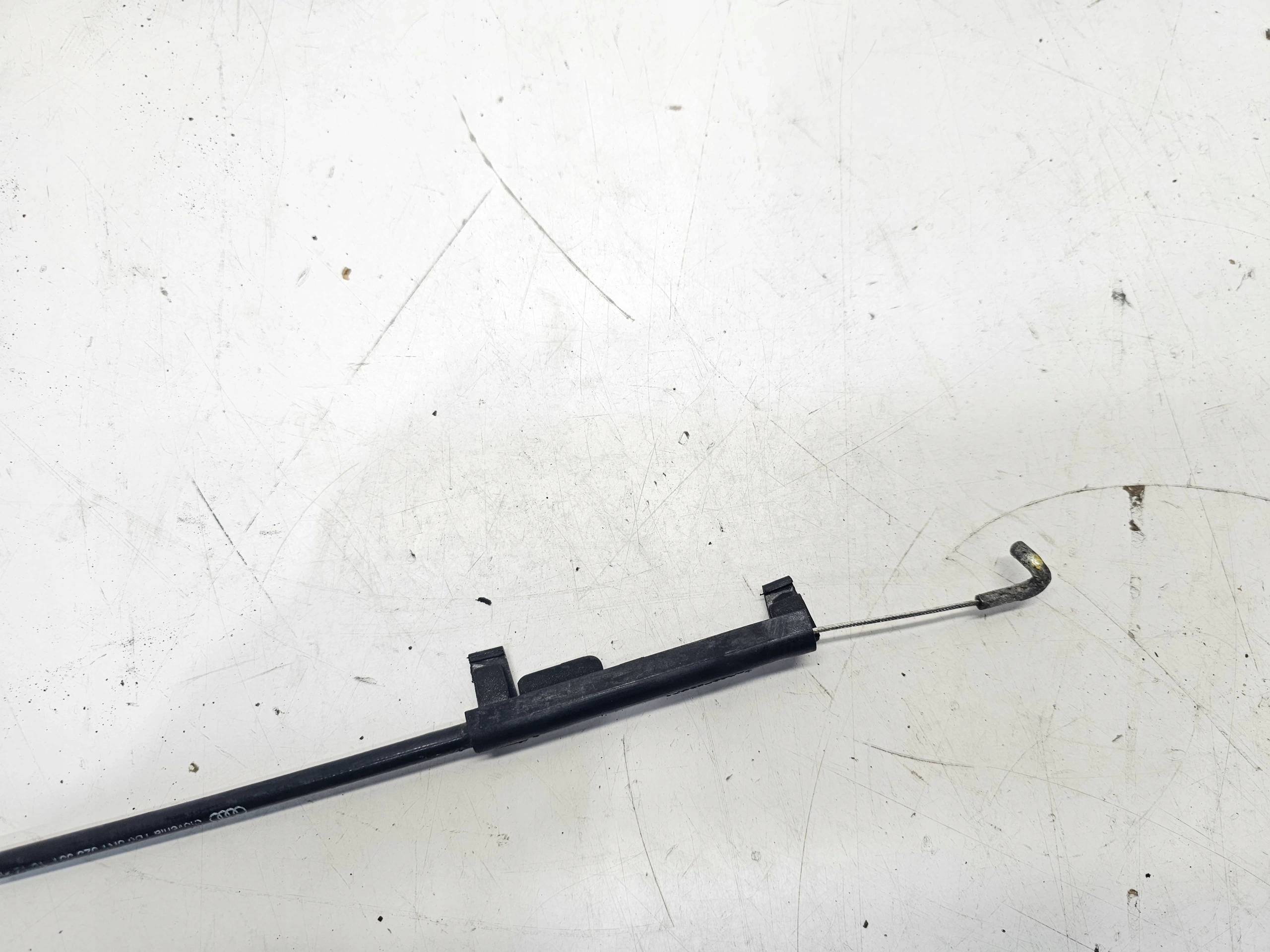 Câble pour l’ouverture du capot AUDI Q5 8R 8R1823535