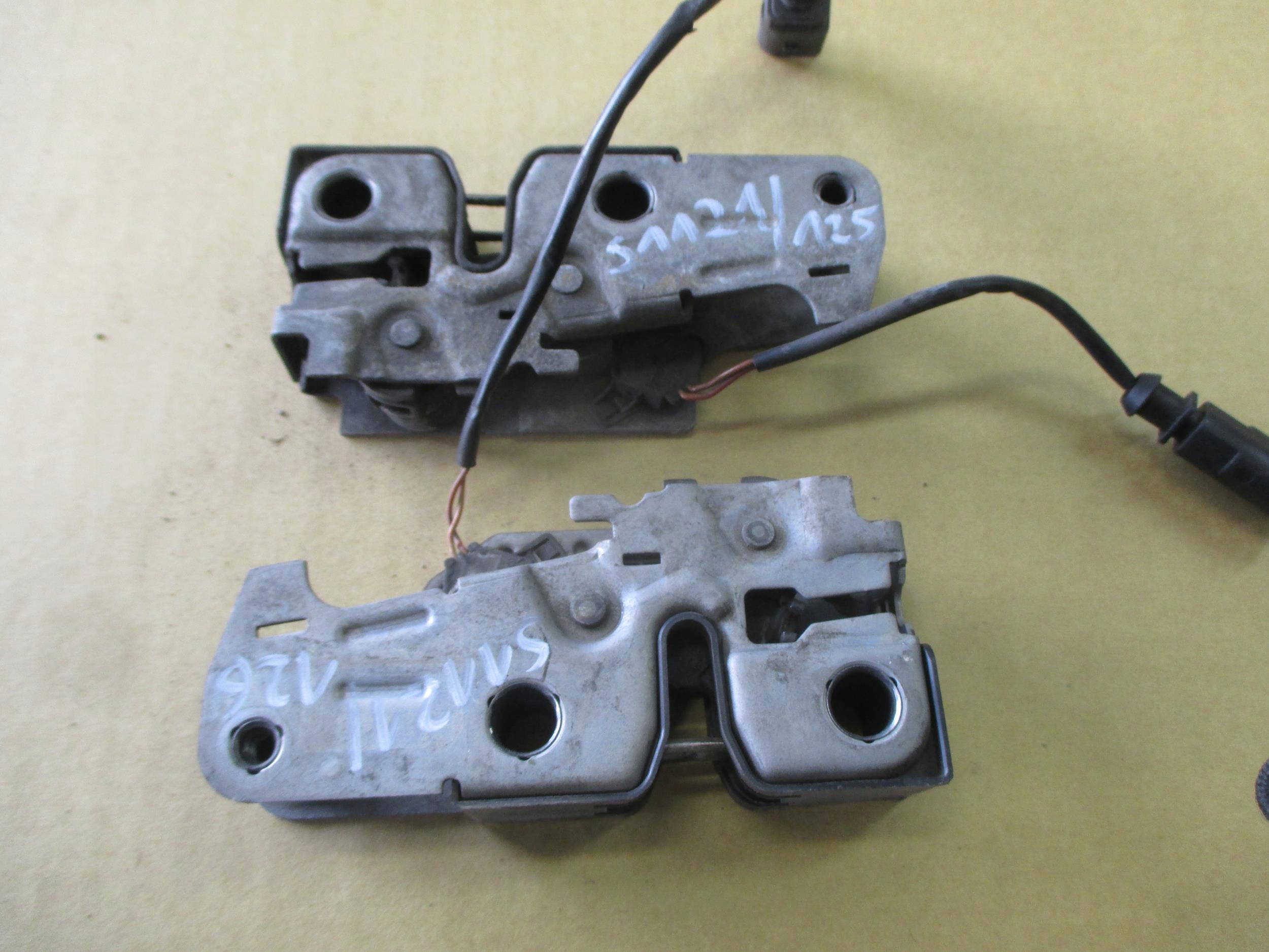 FABIA 2 II ROOMSTER ZAMEK MASKI 5J0823509E