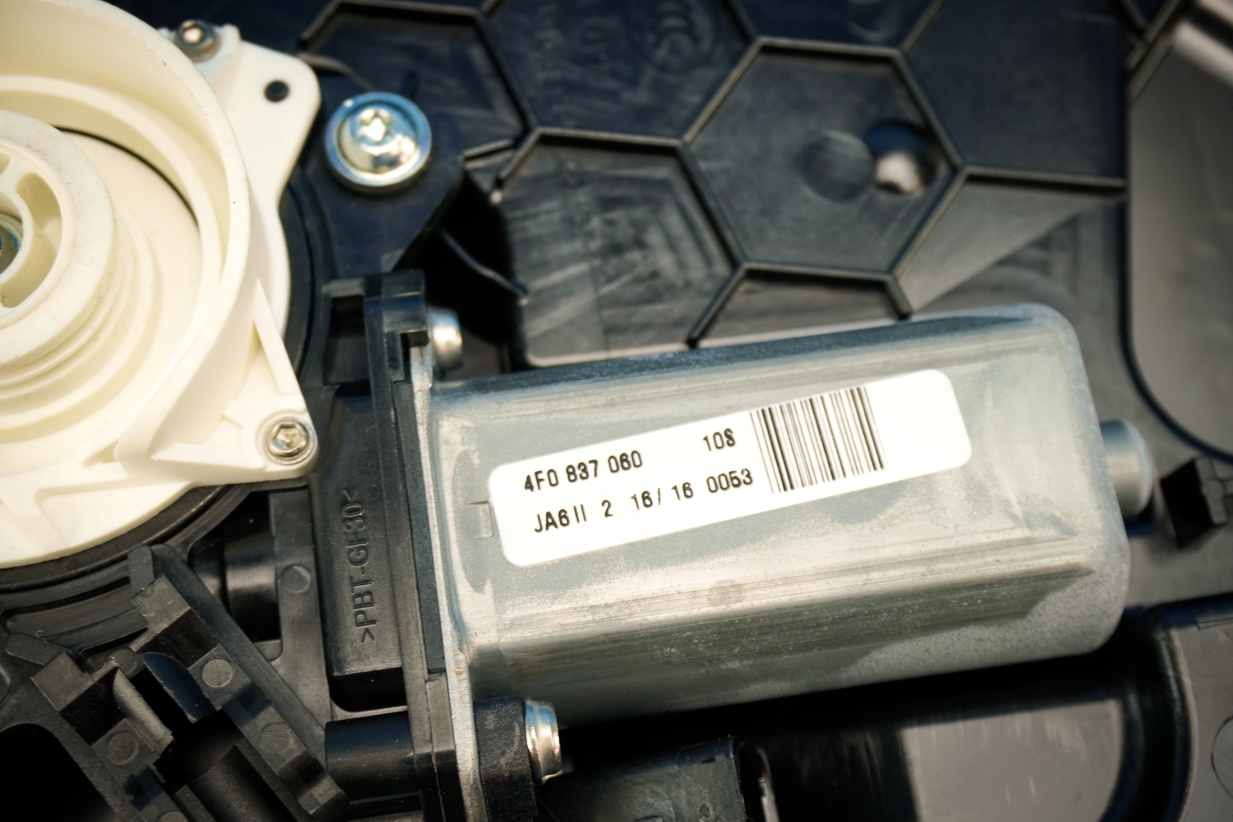 engine dociagu door Audi A6 A7 A8 S8 4H 4F0837060