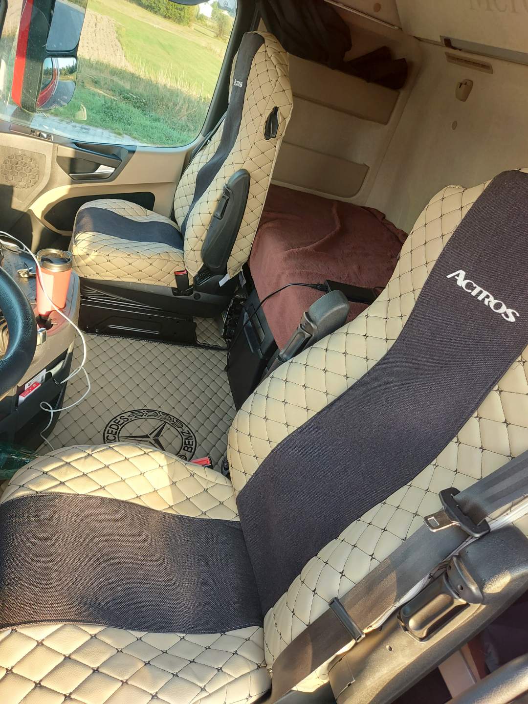 Dywany Dywaniki pikowane MERCEDES ACTROS MP 4 MP 5 MP4 MP5 Pokrowce HAFT Liczba elementów 3