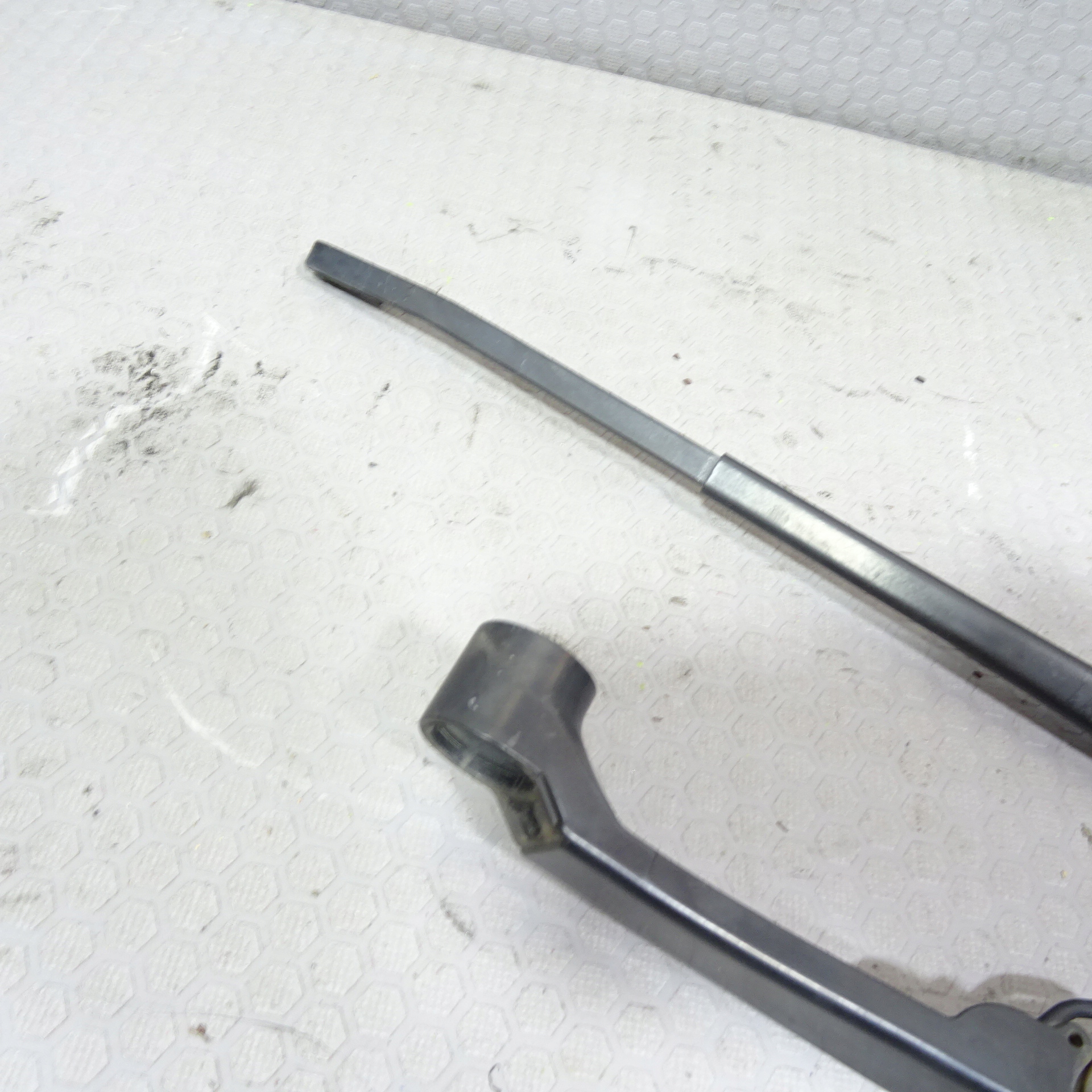 PEUGEOT 4007 wiper arm front