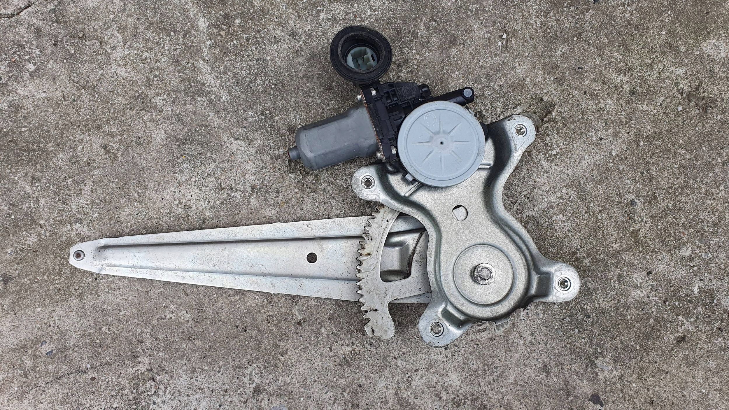 Toyota RAV 4 IV window regulator right rear part