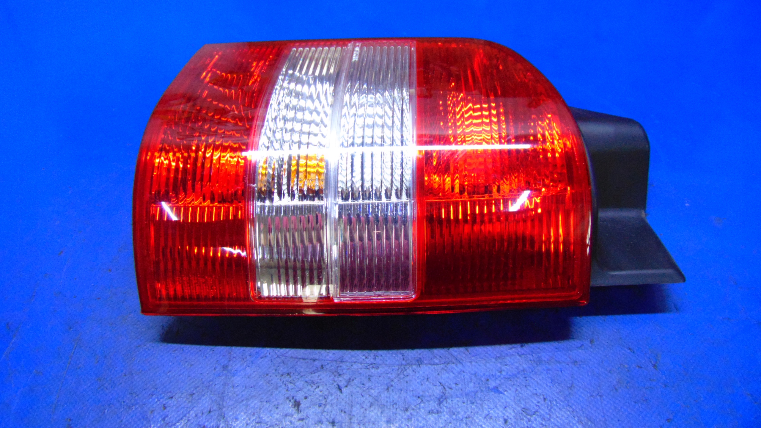 фонарь правый vw T5 7H5945258A
