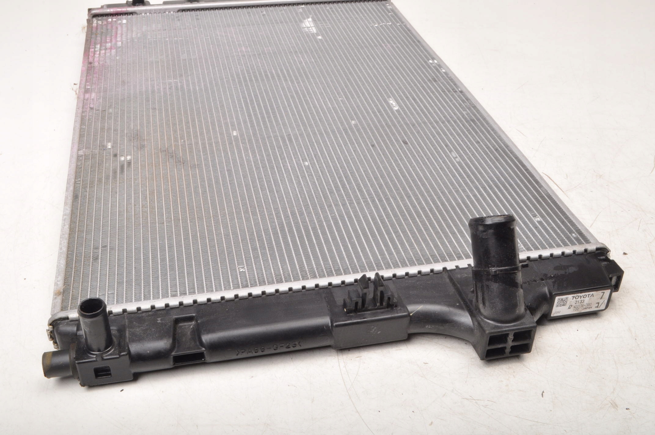 TOYOTA YARIS III 1.5 HYBRYDA CHŁODNICA WODY 422136-7980 Typ samochodu Samochody osobowe