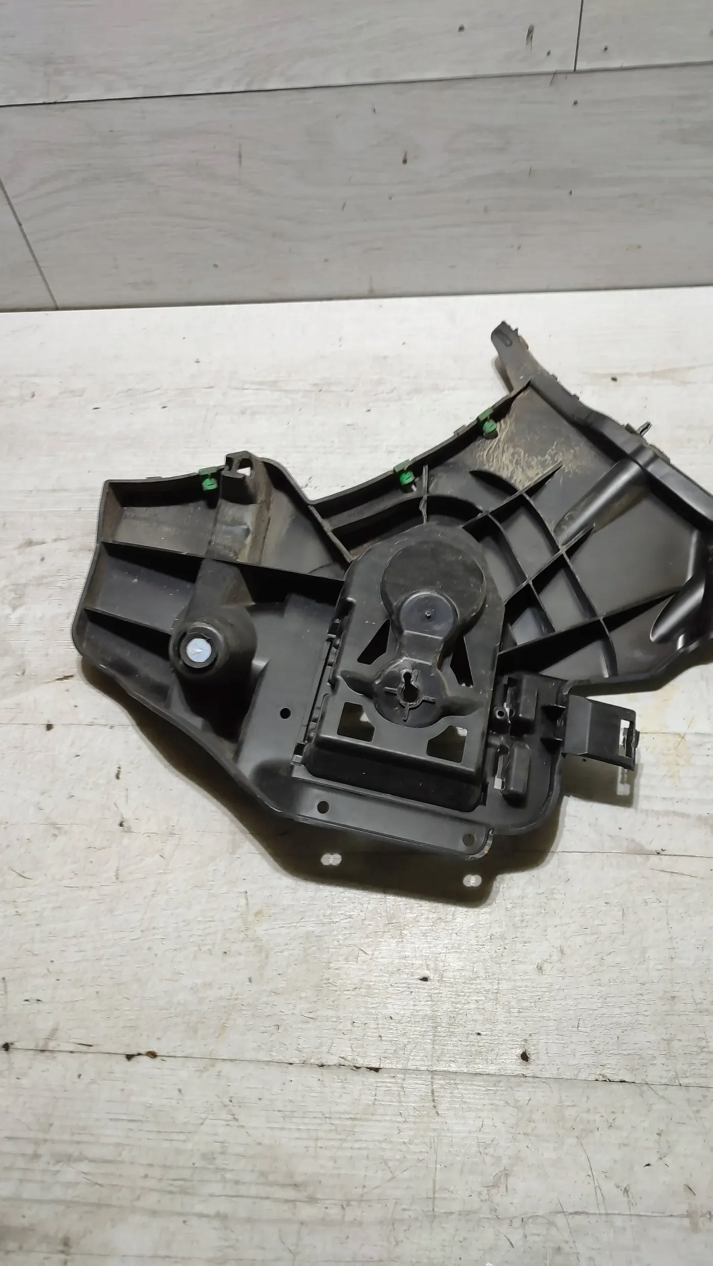 Volvo V40 II 2018r rear part side right Elementy mocujace bumper bracket