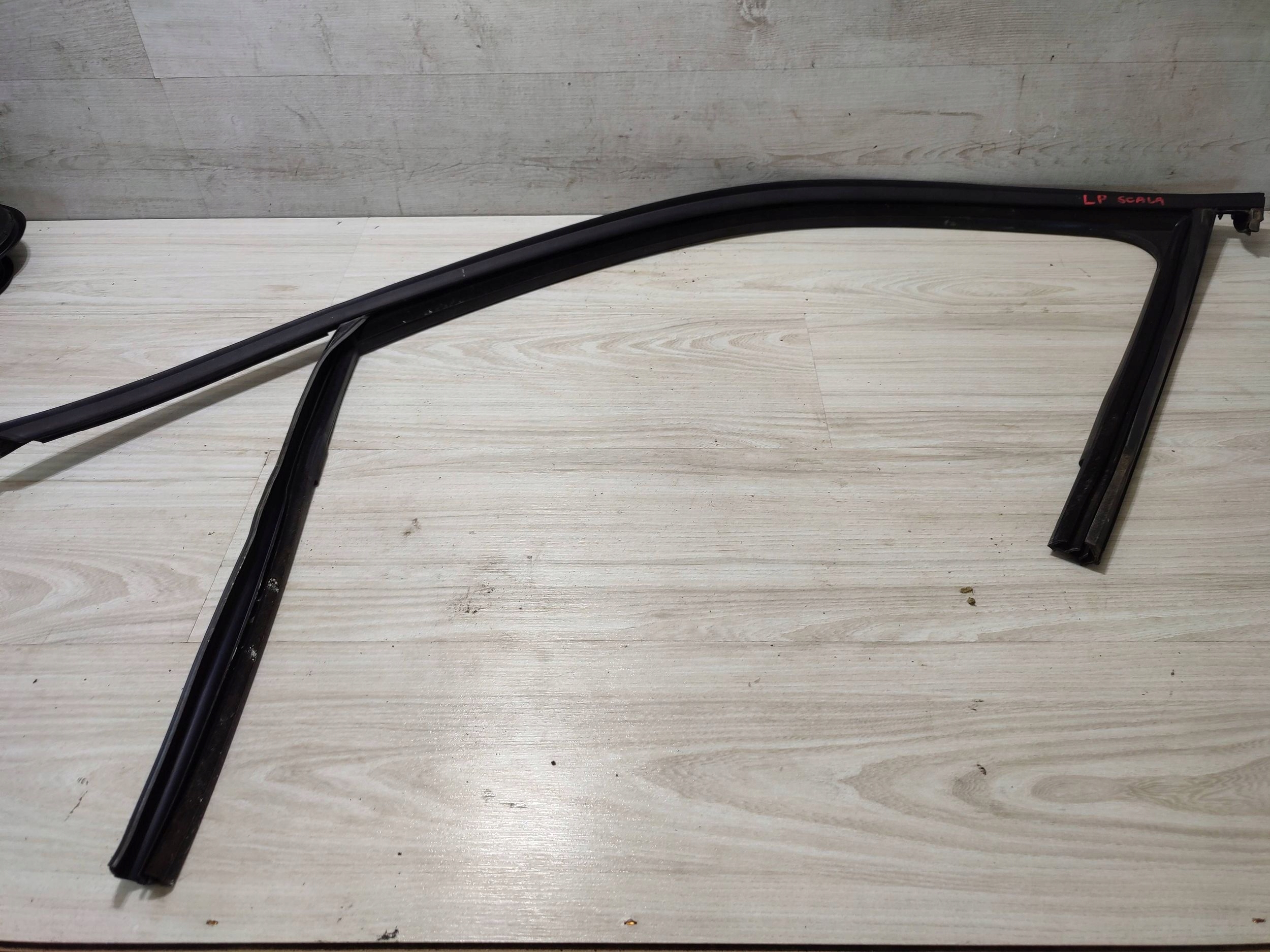 Skoda Scala 2020 front left moulding / gasket windows door przednich