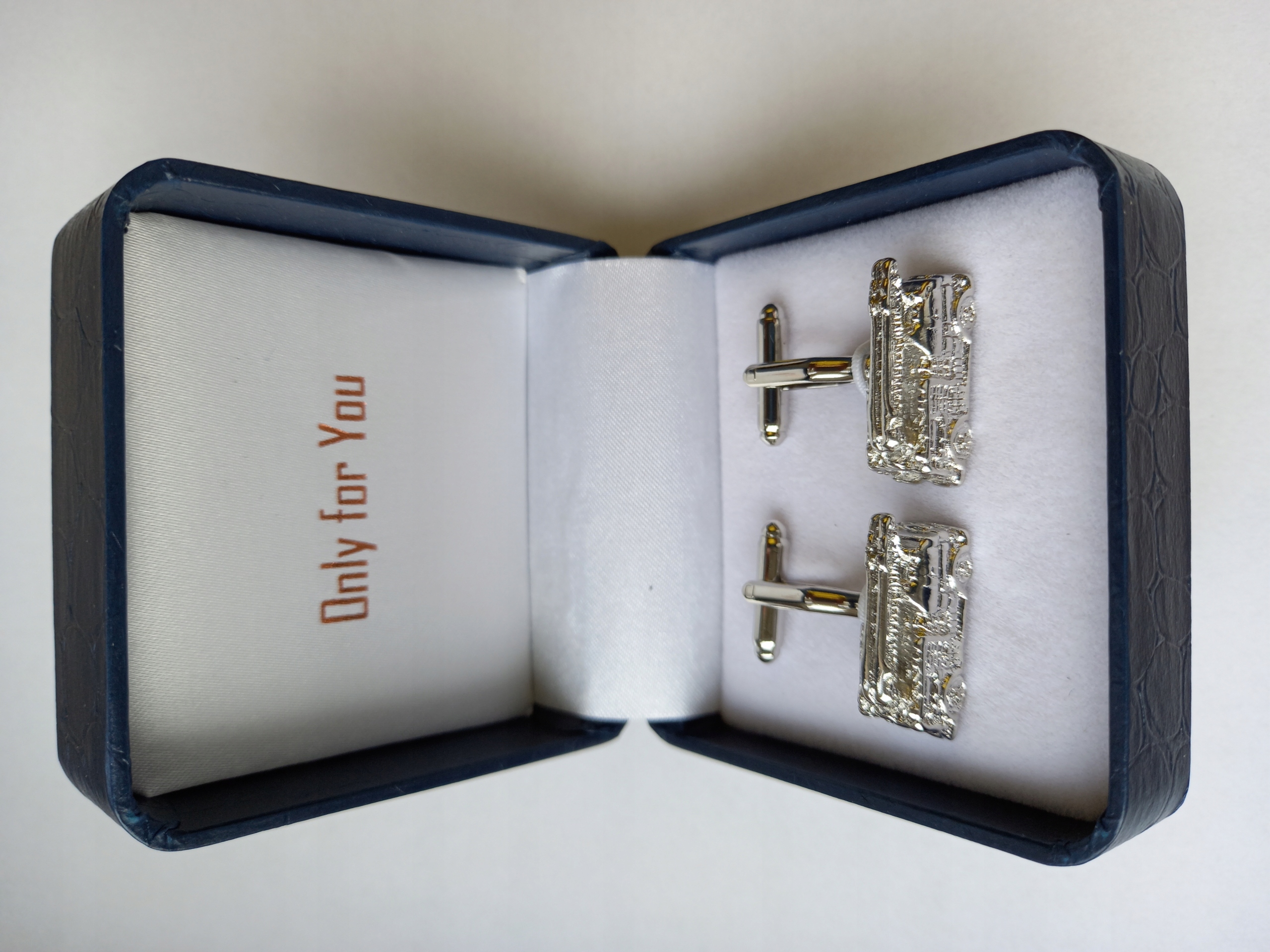 Manžetové knoflíčky pro bojový vůz hasičů