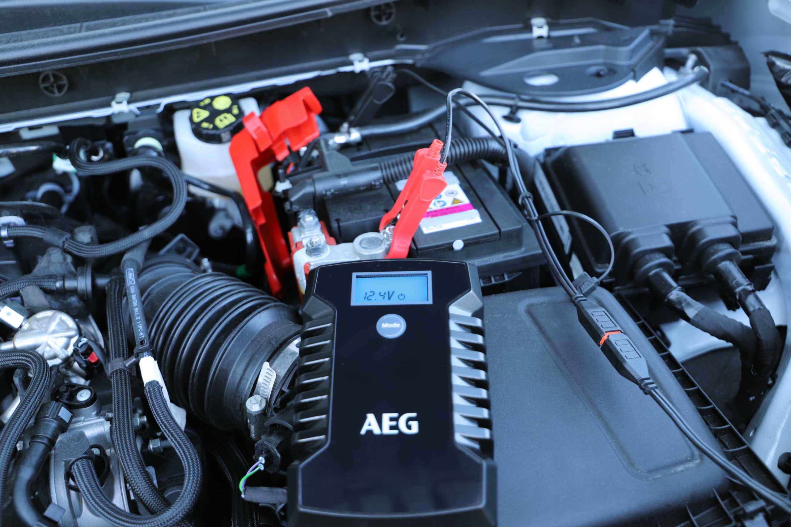 Prostownik do Akumulatorów 6/12V 4A Automatyczny z FUNKCJĄ NAPRAWY AEG Natężenie maksymalne 4 A