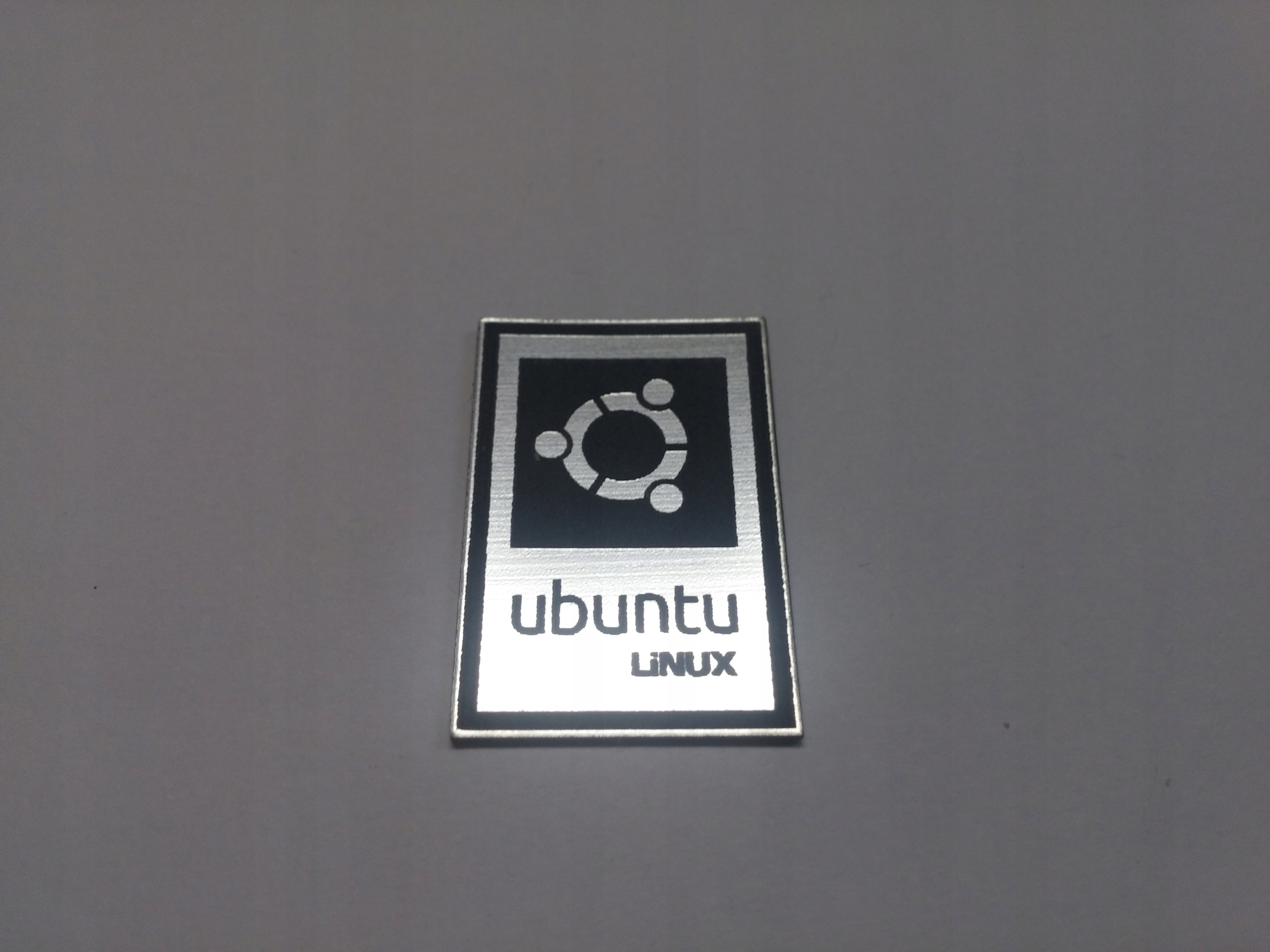 

Linux Ubuntu naklejka emblemat 28 x 18 mm *srebrna