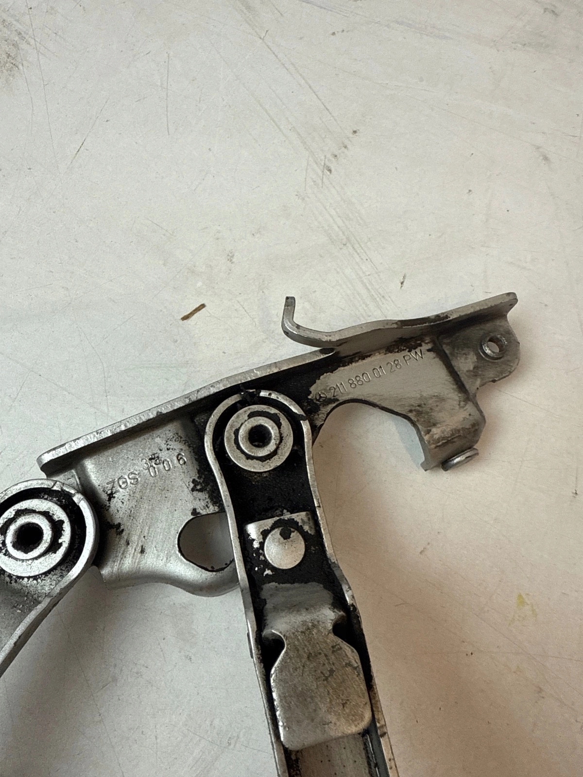 hinge bonnets front front left Mercedes E klasa W211