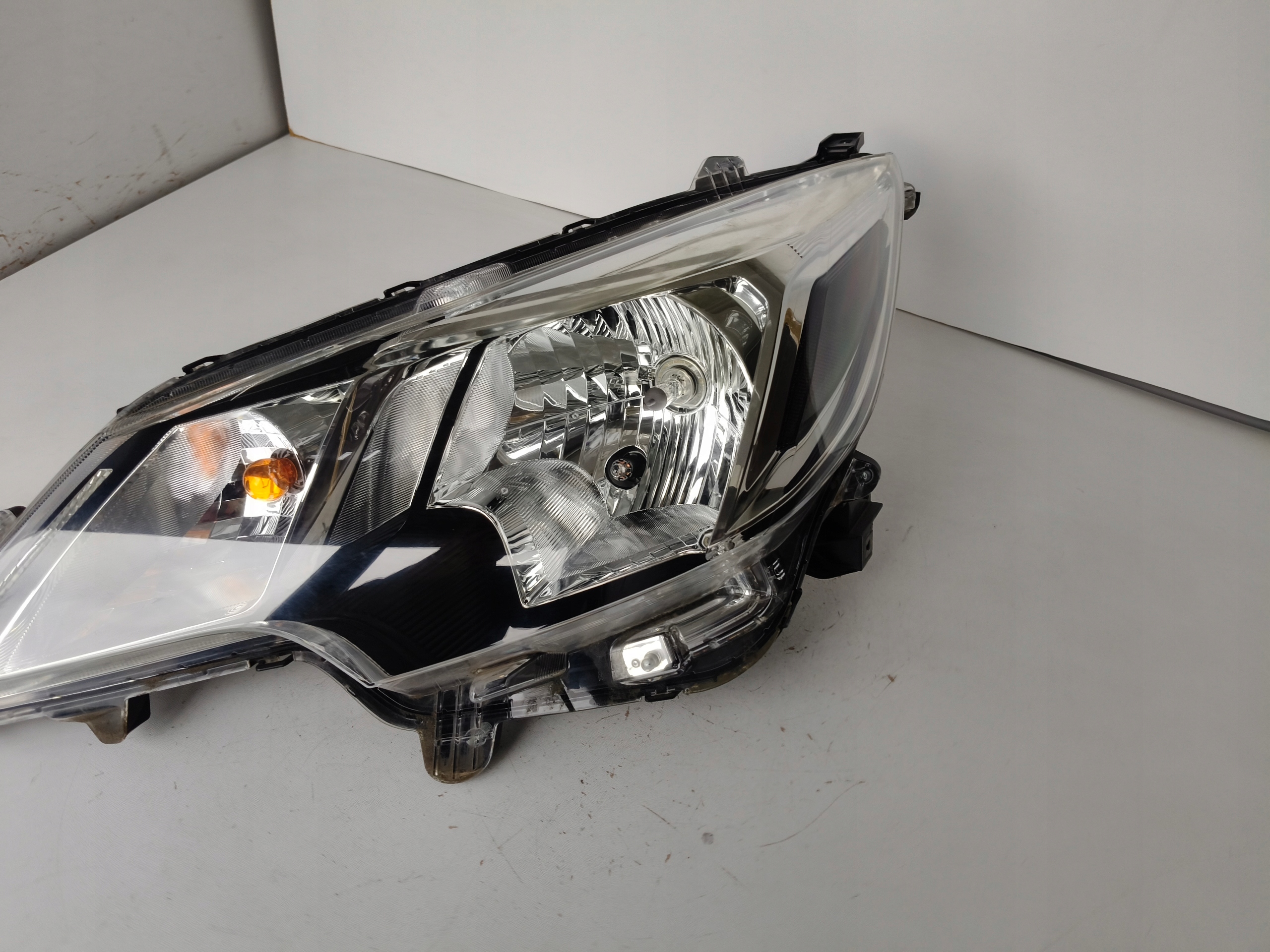 light left REFLEKTOR MITSUBISHI SPACE STAR 20