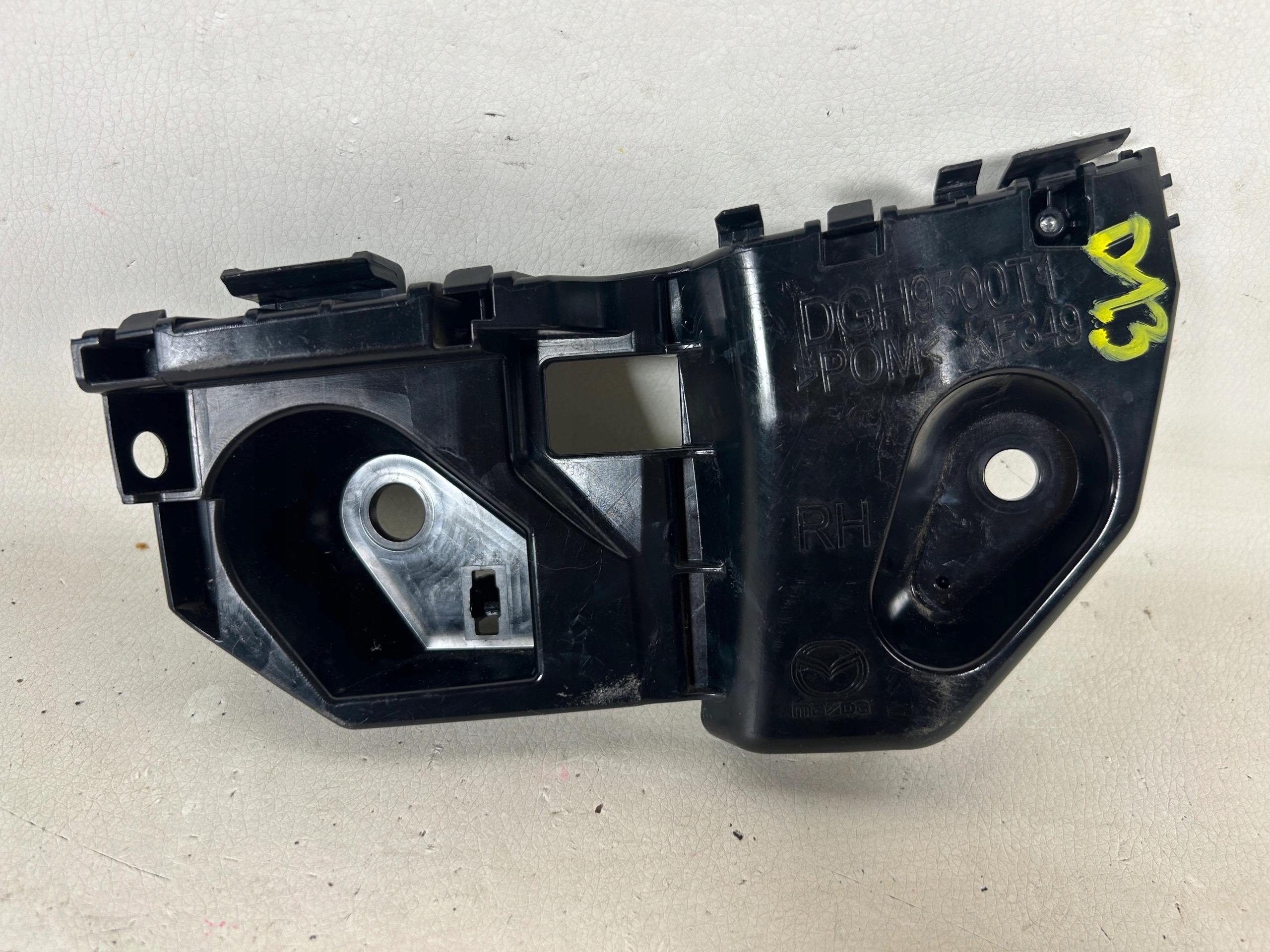 Mazda CX-30 19- console bumper bracket front right DGH9500T1