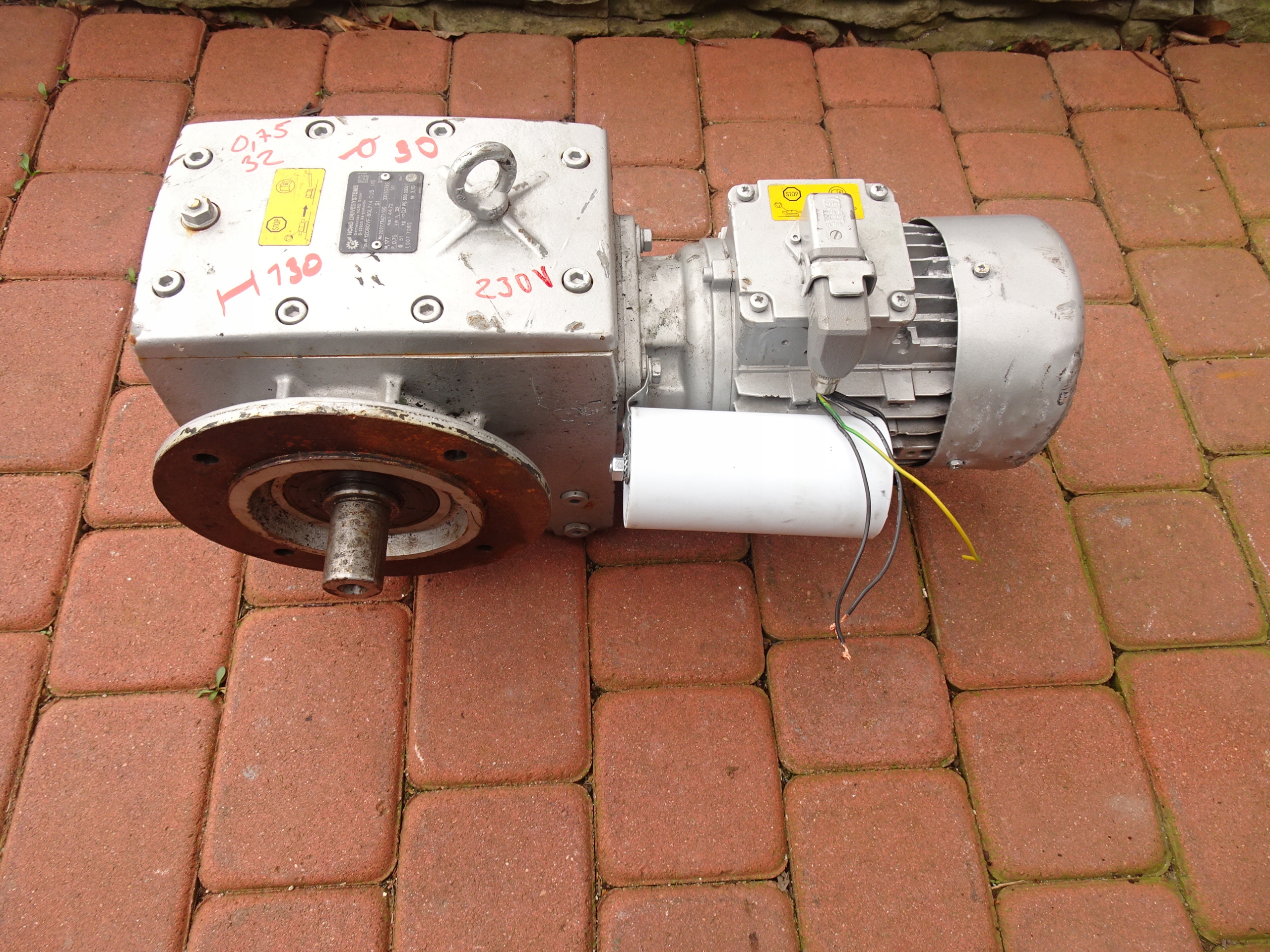 MOTOREDUKTOR KĄTOWY PRZEKŁADNIA NORD SK 0,75KW 32 OBR 177 NM 1 FAZA 230V Marka Nord