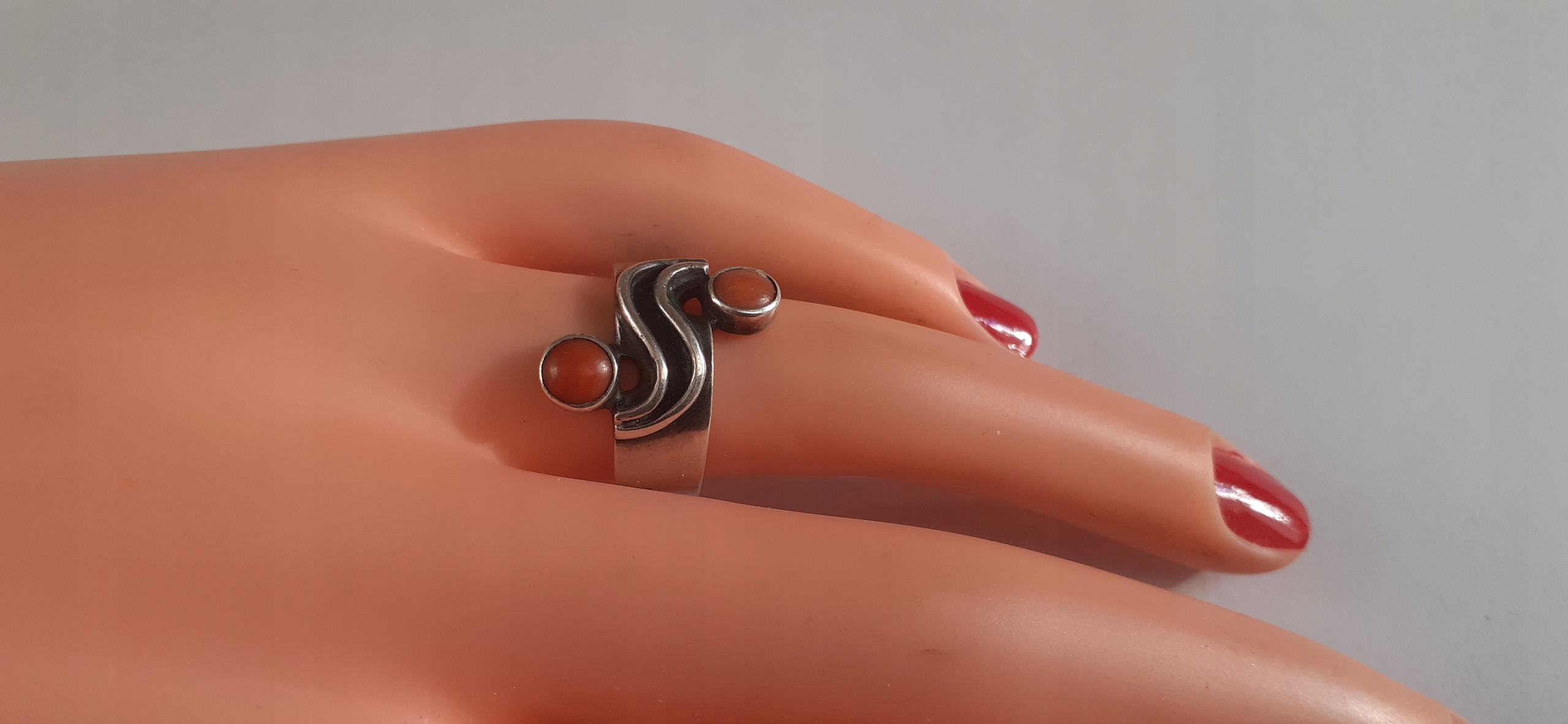 Srebrny pierścionek z koralami Rytosztuka PRL