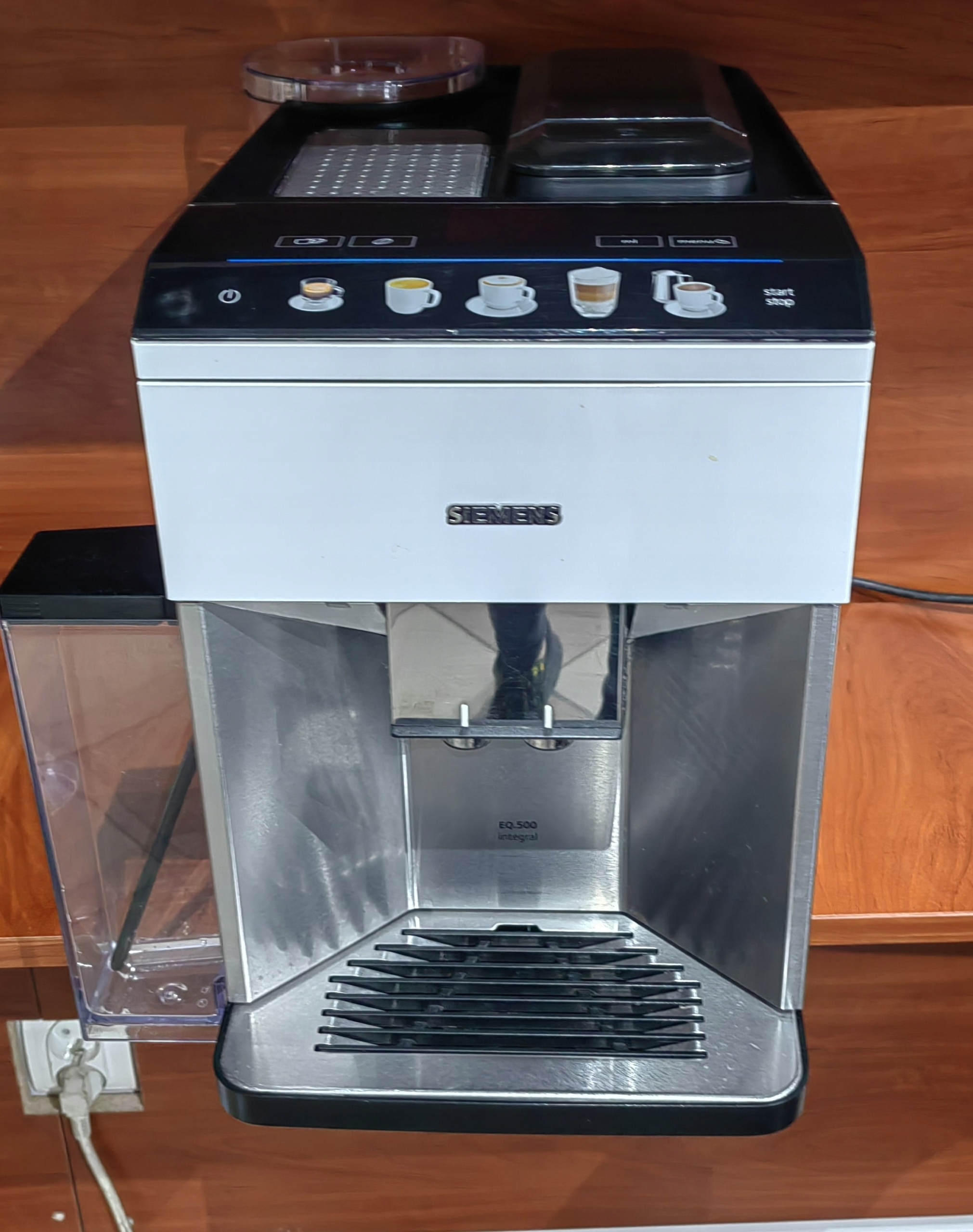 //R// Automatyczny ekspres ciśnieniowy Siemens EQ.500 Integral 1500 W biały