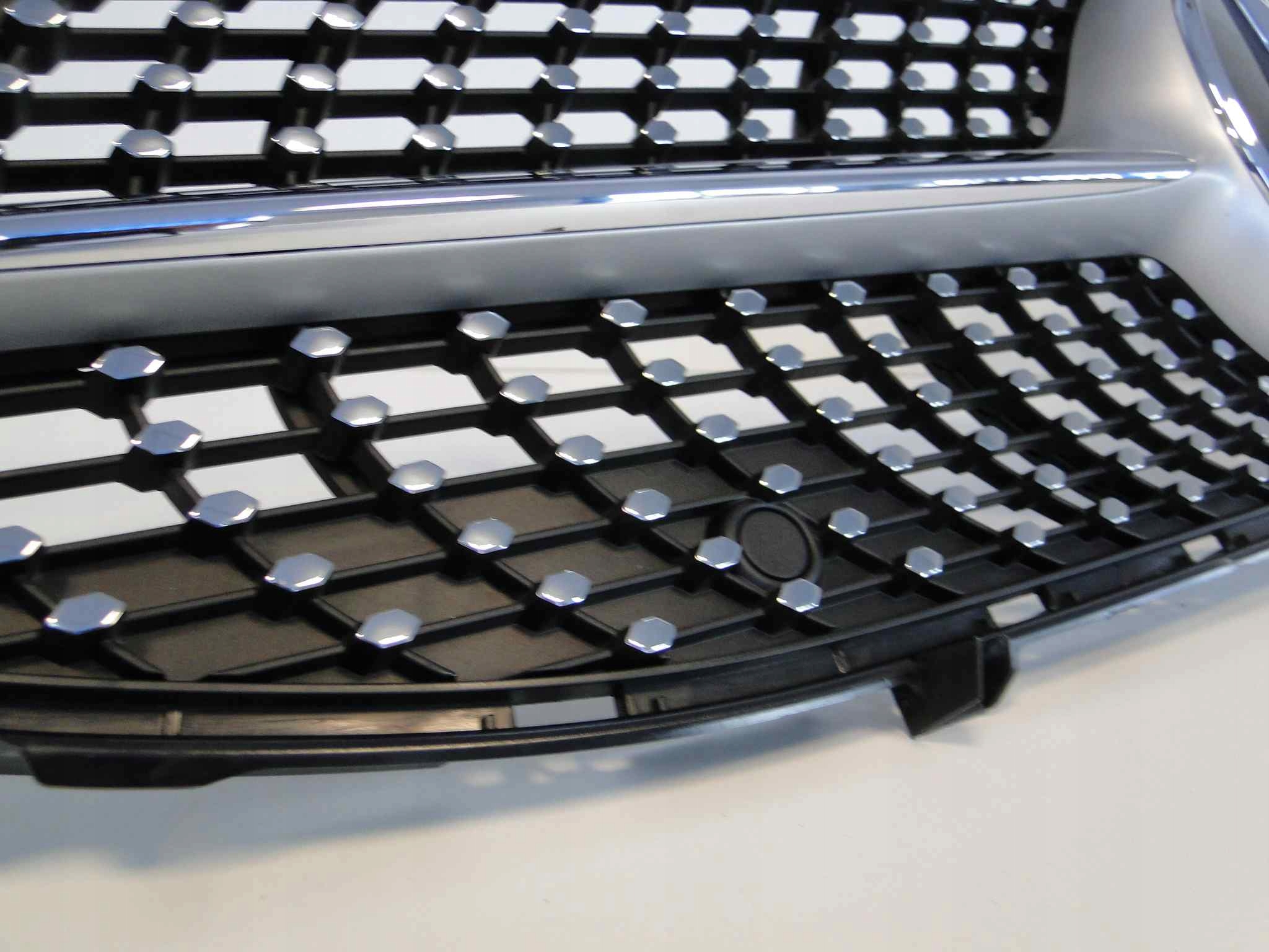 MERCEDES CLA 118 GRILL ATRAPA DIAMENT RADAR ORYG Strona zabudowy przód