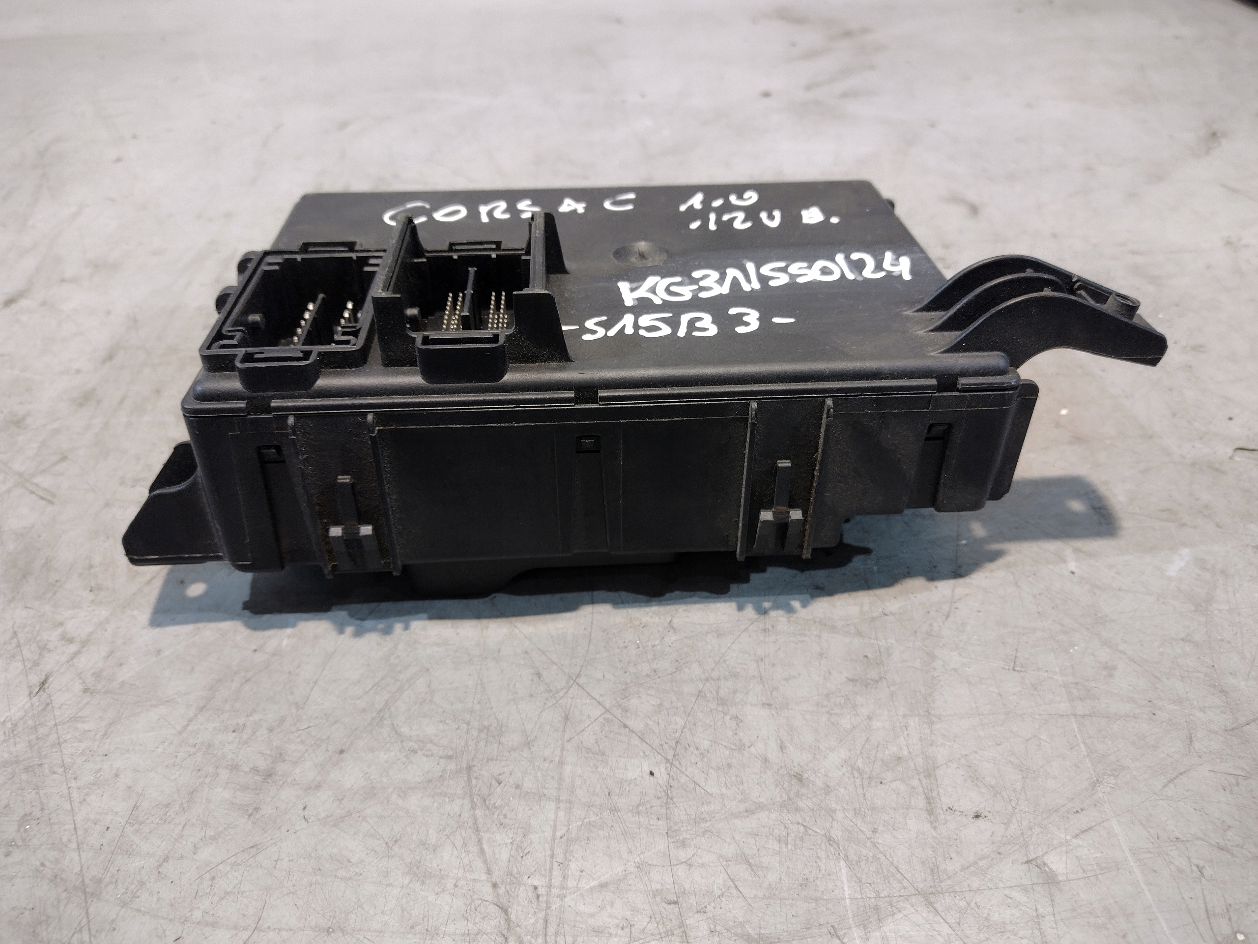 Module fusibles Opel Corsa D 1,0B 13382214