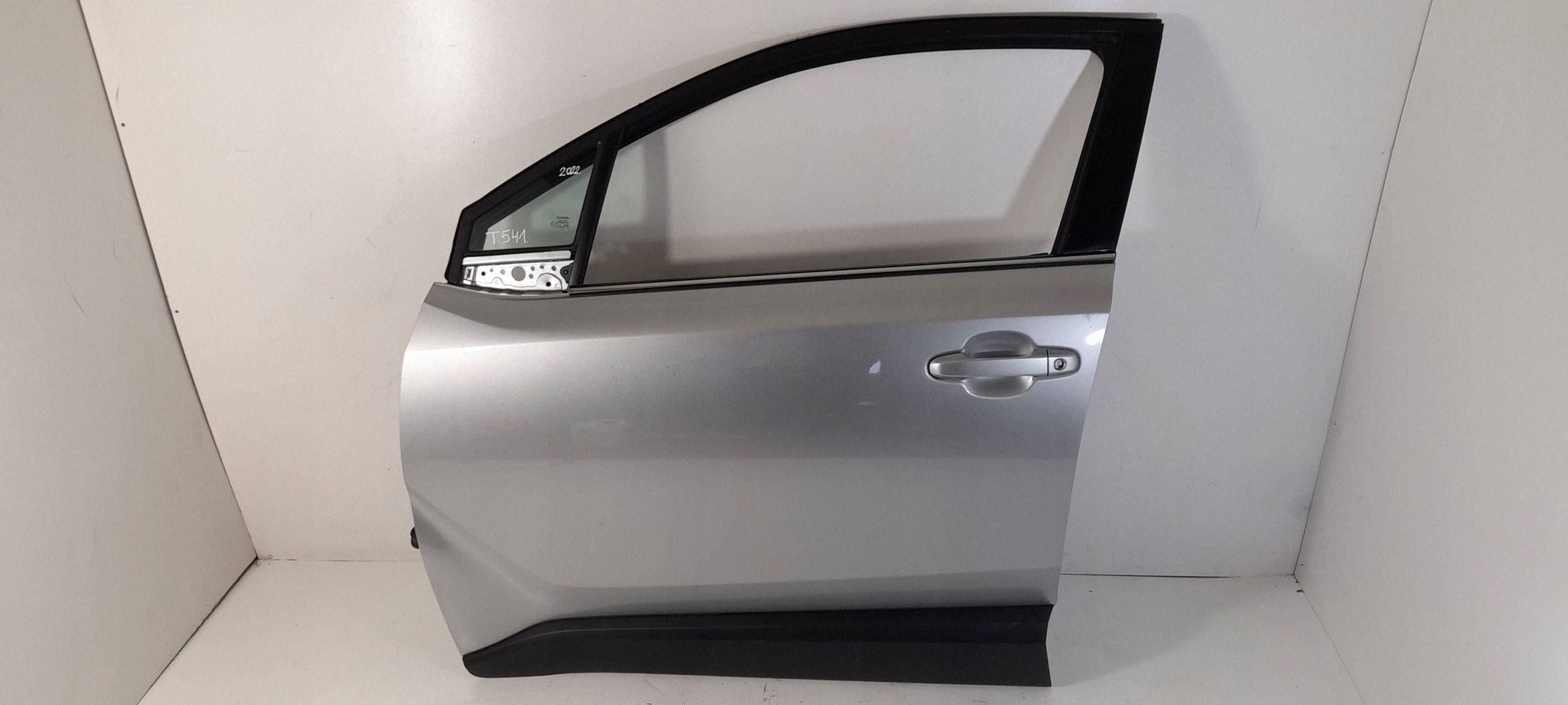 Toyota C-HR and 2022 door front left 1L0 (T541)