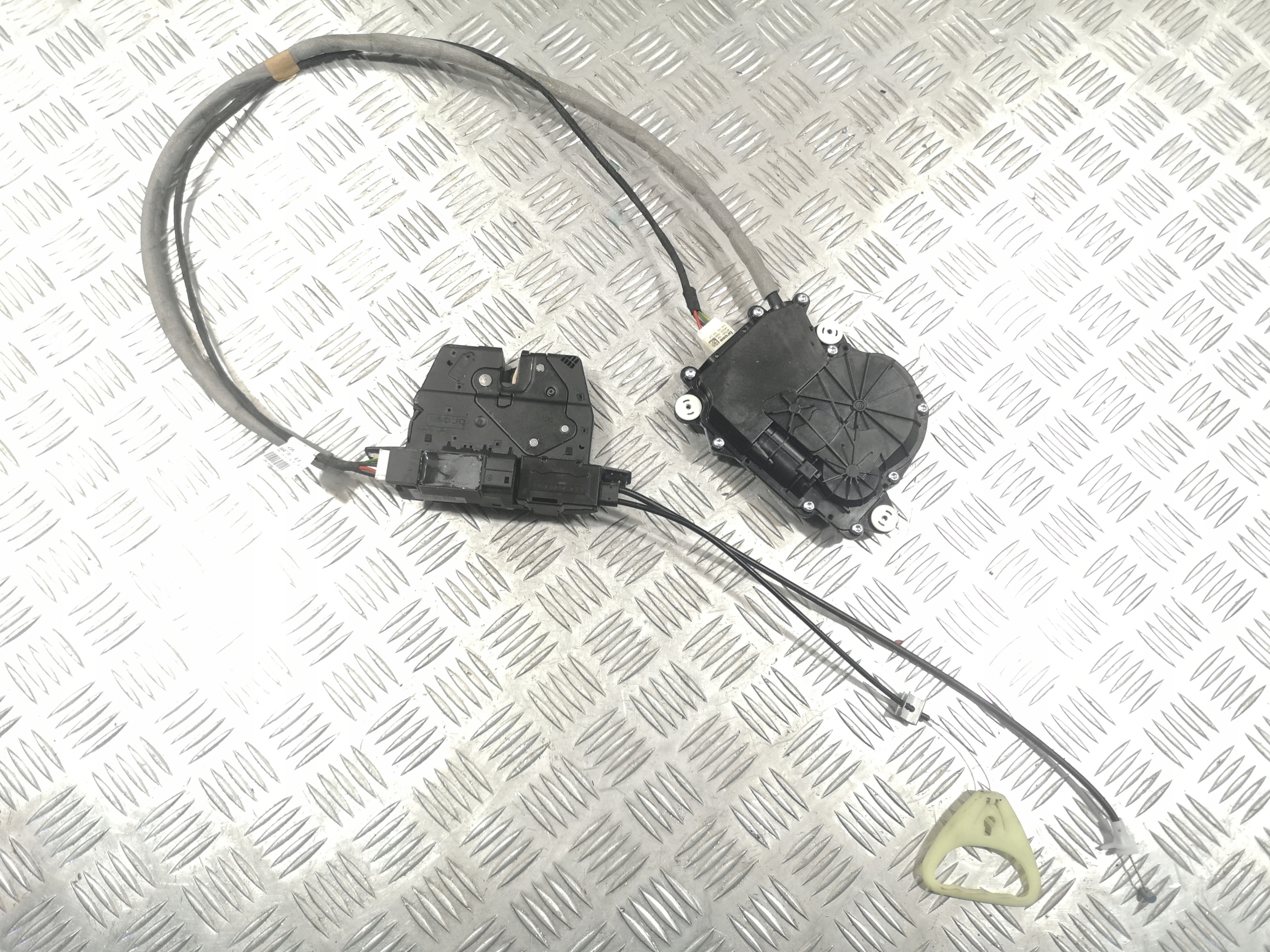 4817123 7191213 - Замок багажника BMW F01 F02 F04