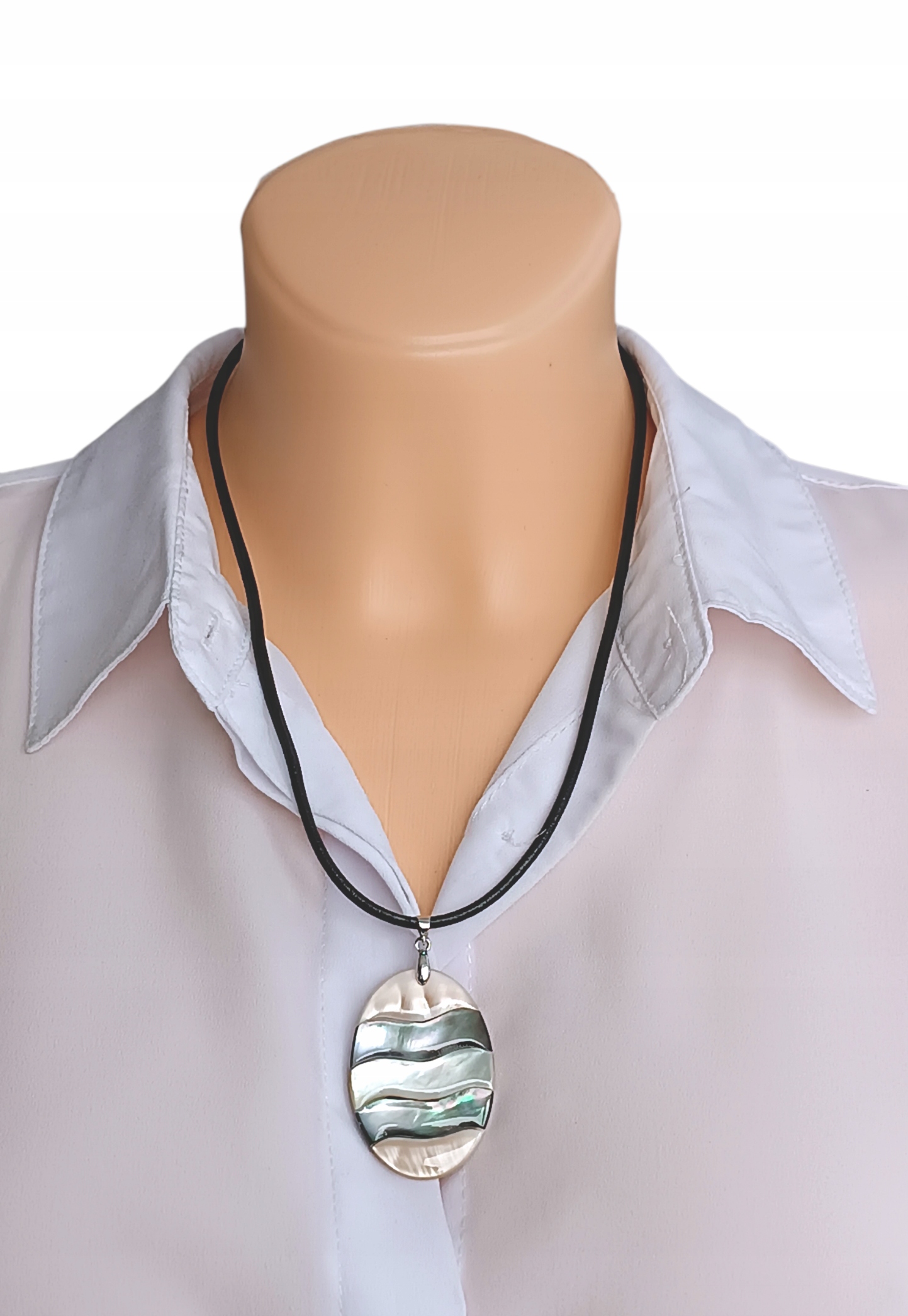 Naszyjnik duża owalna zawieszka masa perłowa czarny rzemyk skóra srebro 45