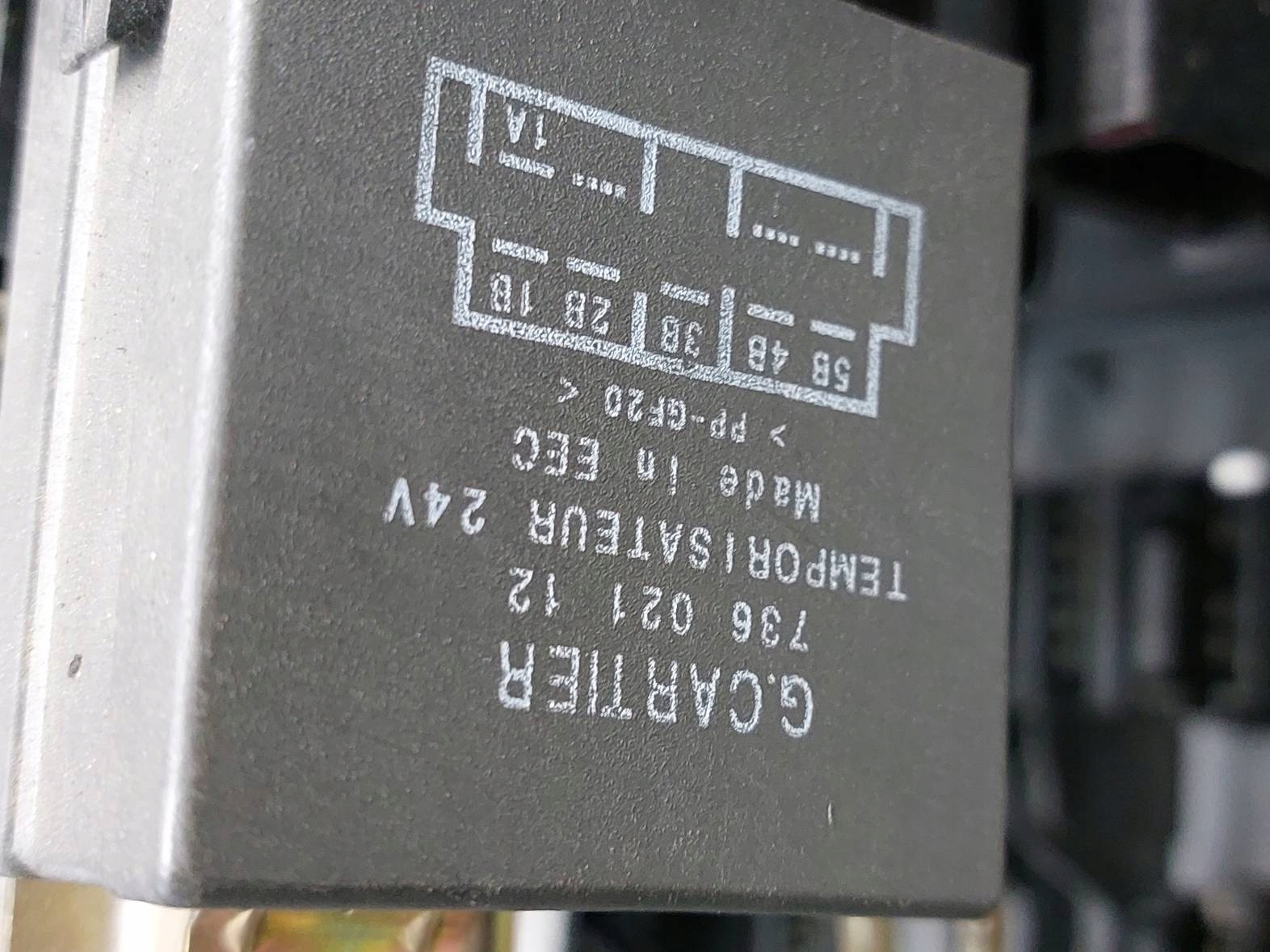 SKRZYNKA BEZPIECZNIKÓW RENAULT PREMIUM 420 DCI Producent części Renault OE