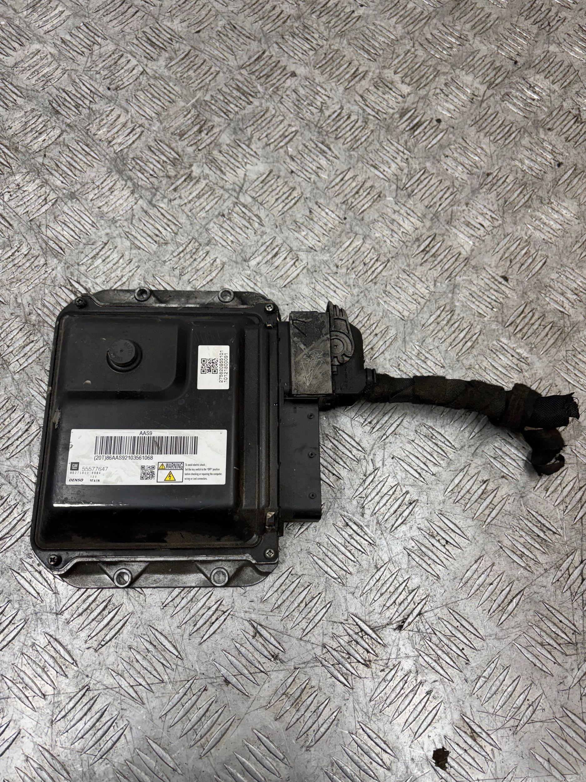 control unit of the engine computer OPEL ASTRA J 1.7 CDTI 155577647