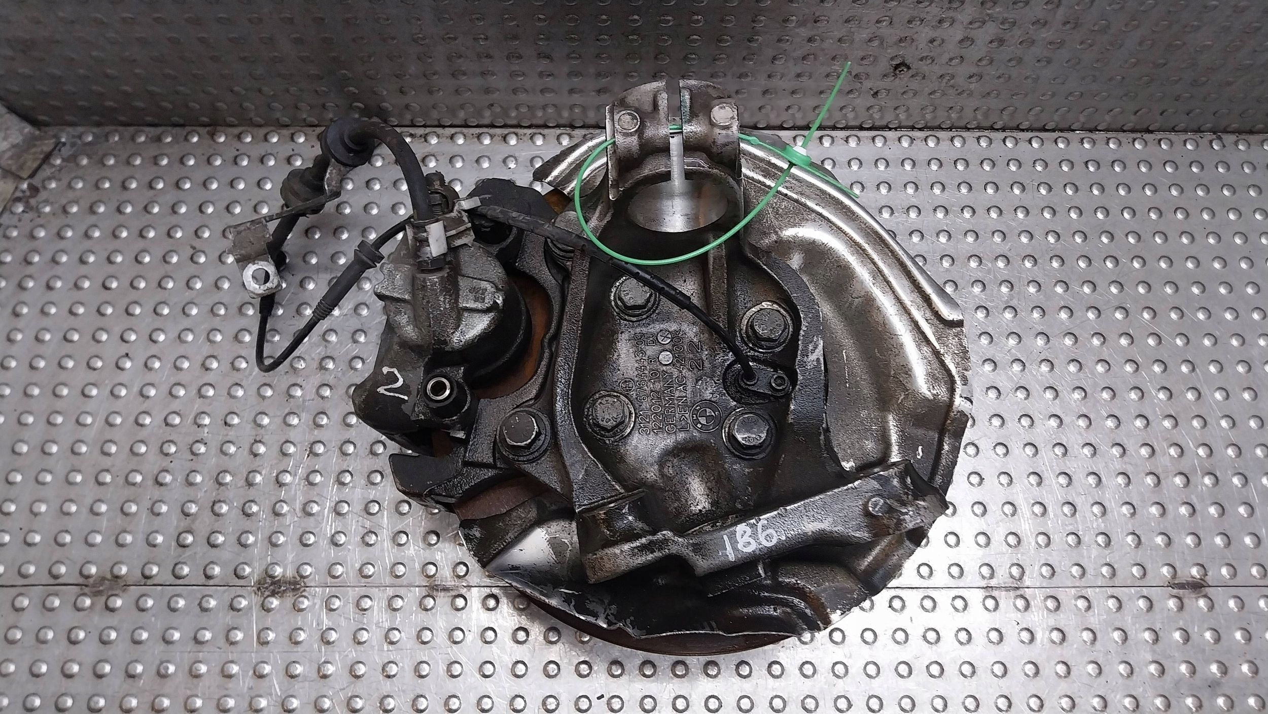 swing of the pivot caliper left front 6764443 BMW E90 E91 E92 E93 E81 E82 E87