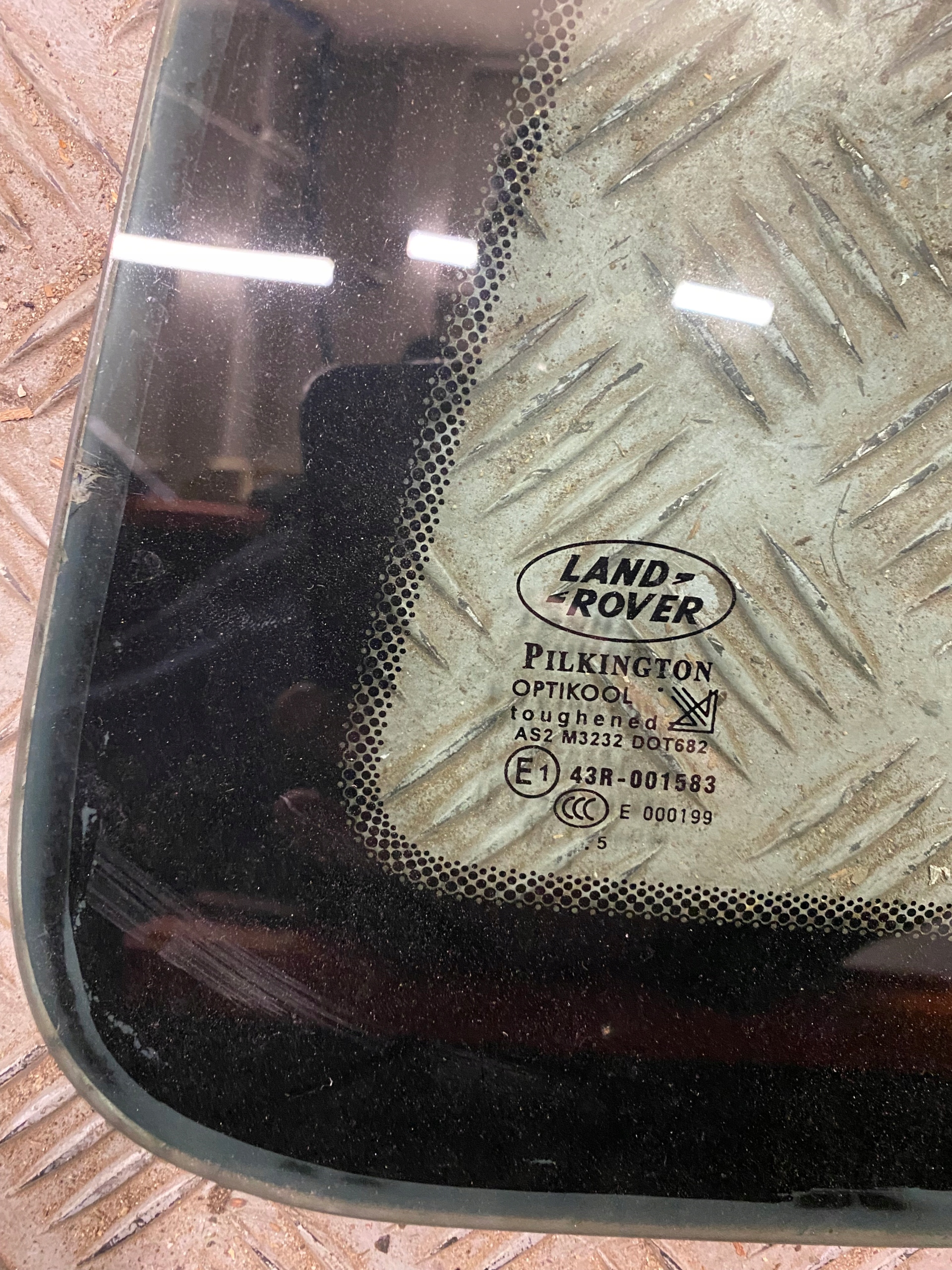 SZYBA KAROSERYJNA PRAWY TYŁ 5D LAND ROVER FREELANDER I Numer katalogowy części SZYBA KAROSERYJNA PRAWY TYŁ 5D ROVER FREELANDER I