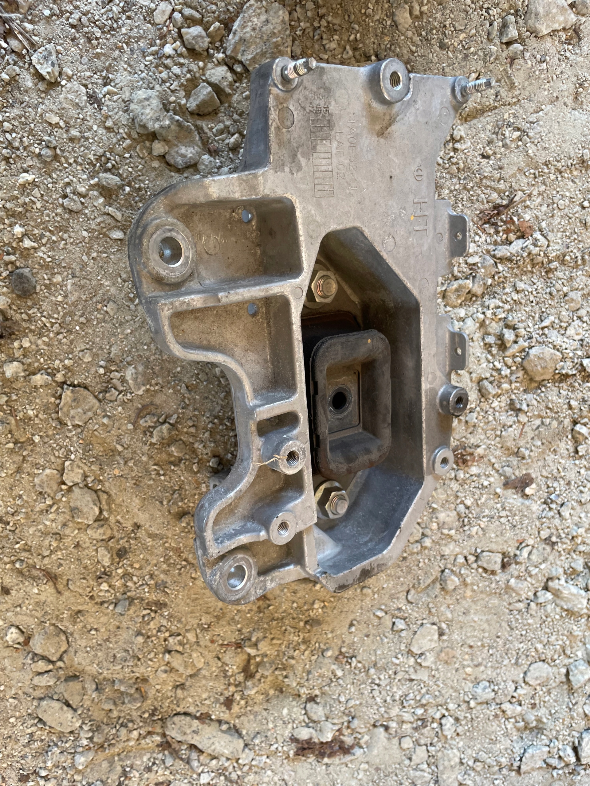 1A0E32-11 - Pulsar C13 1.2 DIG-T лапа опора коробки автомат