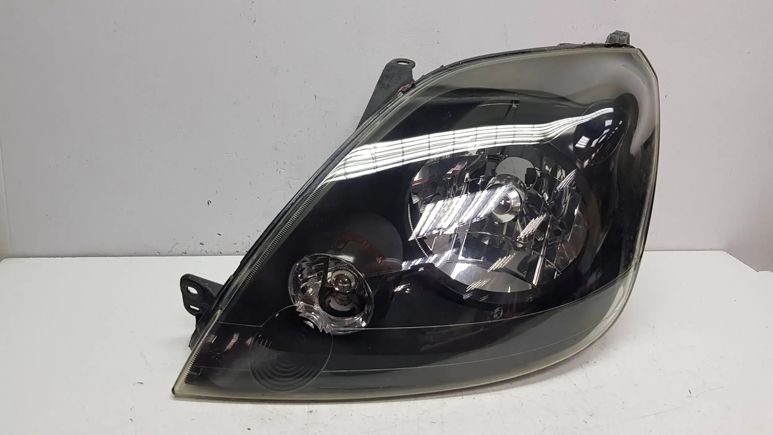 light front left 6S61-13W030-AD Ford Fiesta Mk6 Lift 05