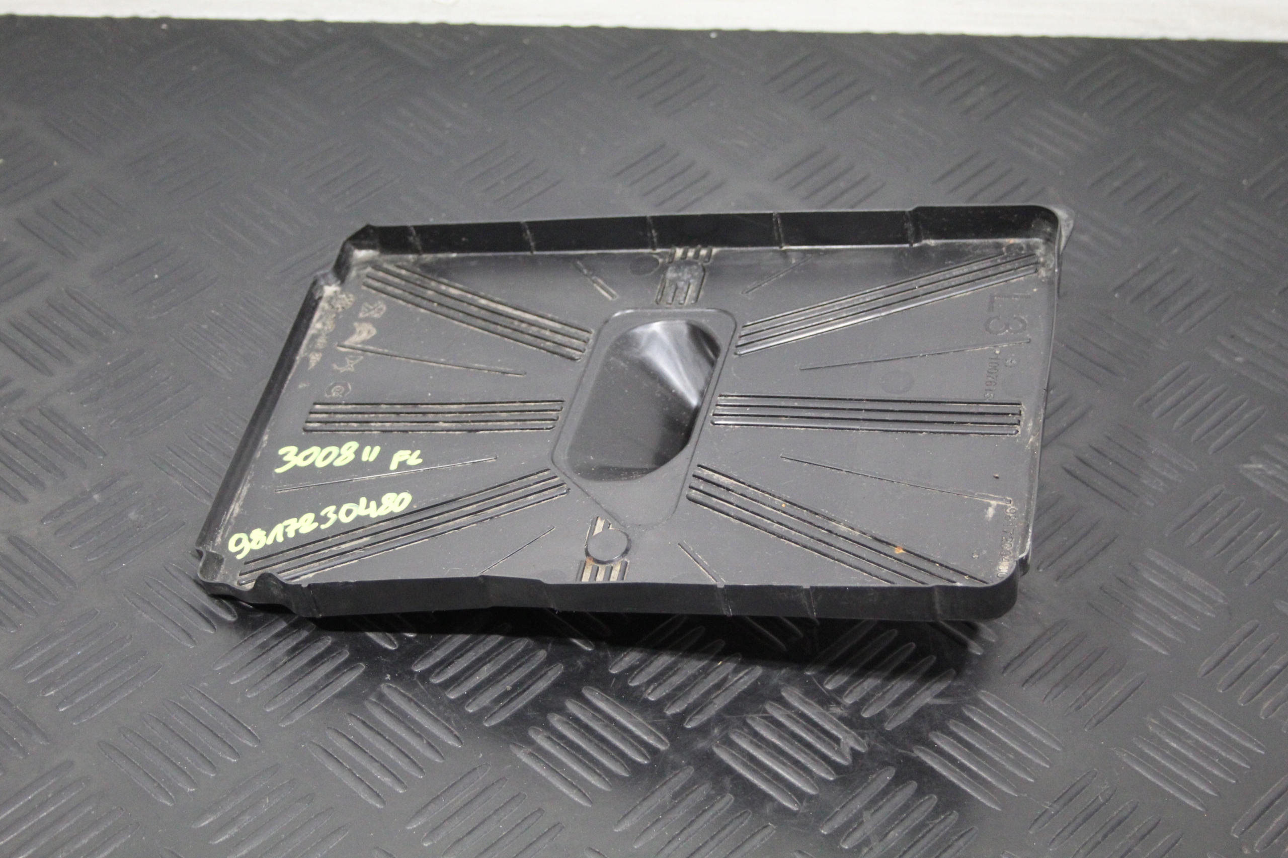 PODSTAWA AKUMULATORA PEUGEOT 3008 II 2 LIFT 9817230480