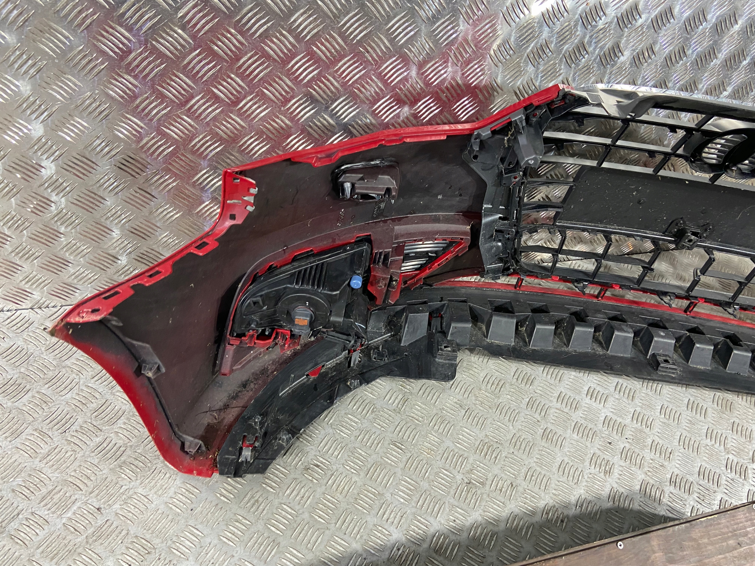 ZDERZAK PRZEDNI PRZÓD AUDI A3 A-3 8V3 Otwory dla lampy przeciwmgielnej dla haka holowniczego