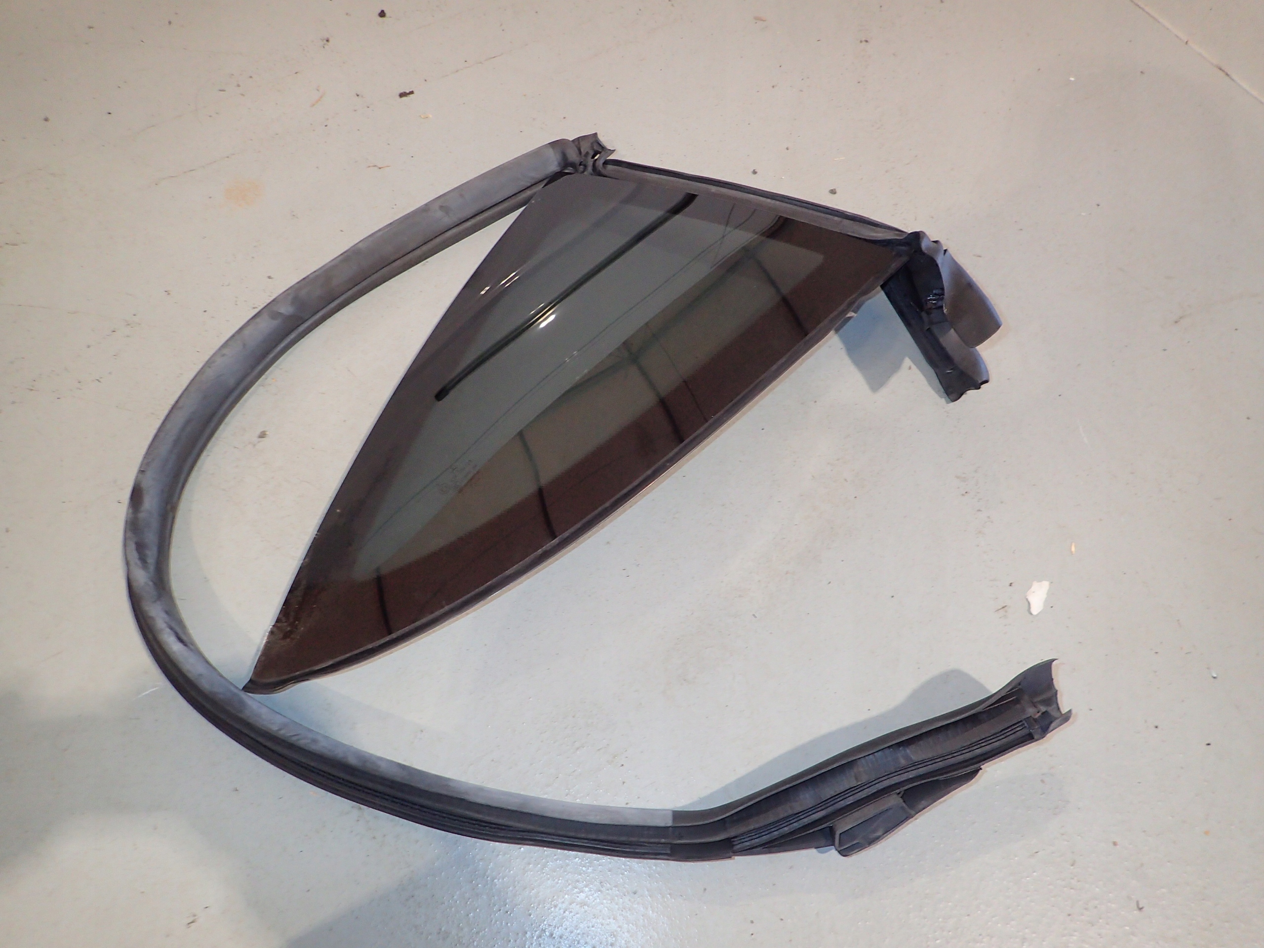 MERCEDES AMG GT A190 SZYBKA TYŁ TYLNA KAROSERYJNA LEWA USZCZELKA 17R.