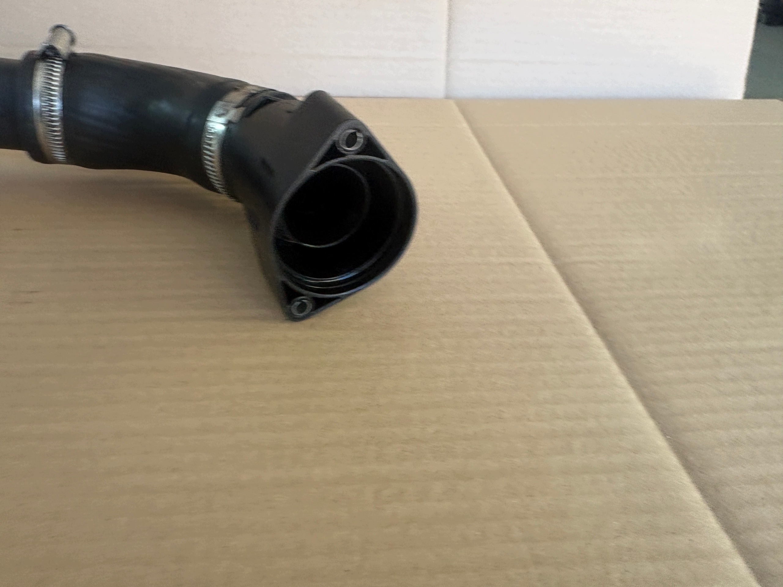 VW PASSAT B8 OCTAVIA III prijenos cijev interkulera 04L145828G