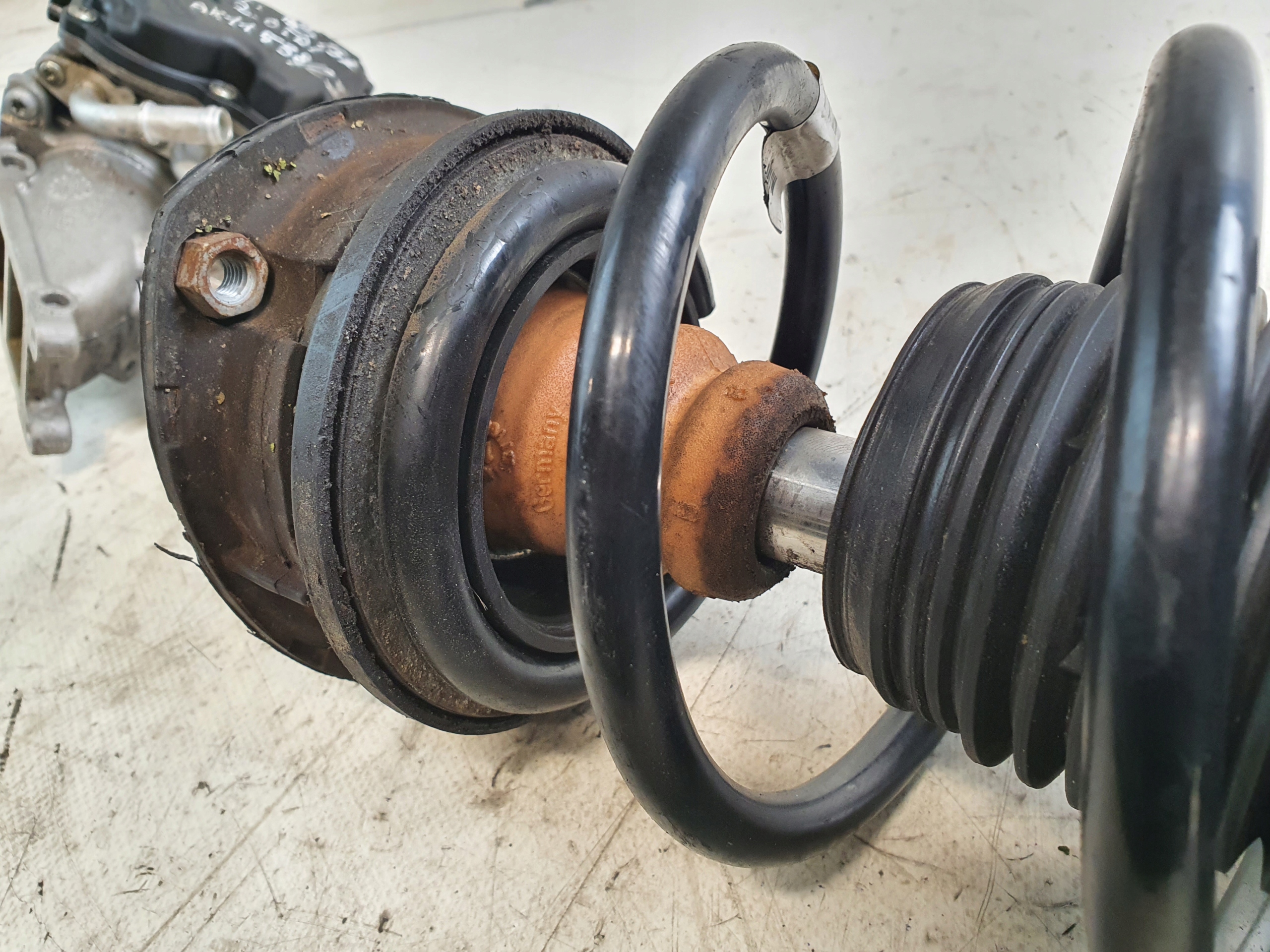 shock absorber front left OE 3Q0413031BN VOLKSWAGEN PASSAT B8 2.0TDI 15r.