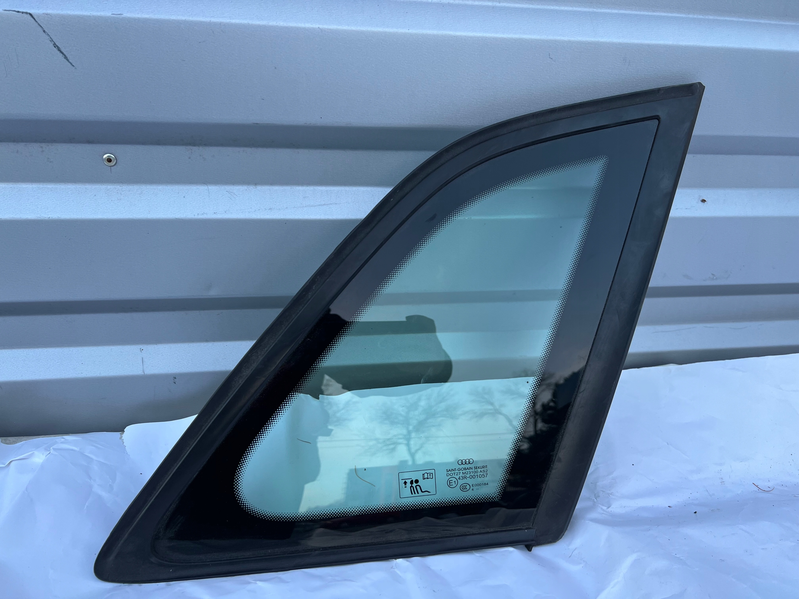 8V4845300A - AUDI A3 8V кузовне скло заднє праве R. 14