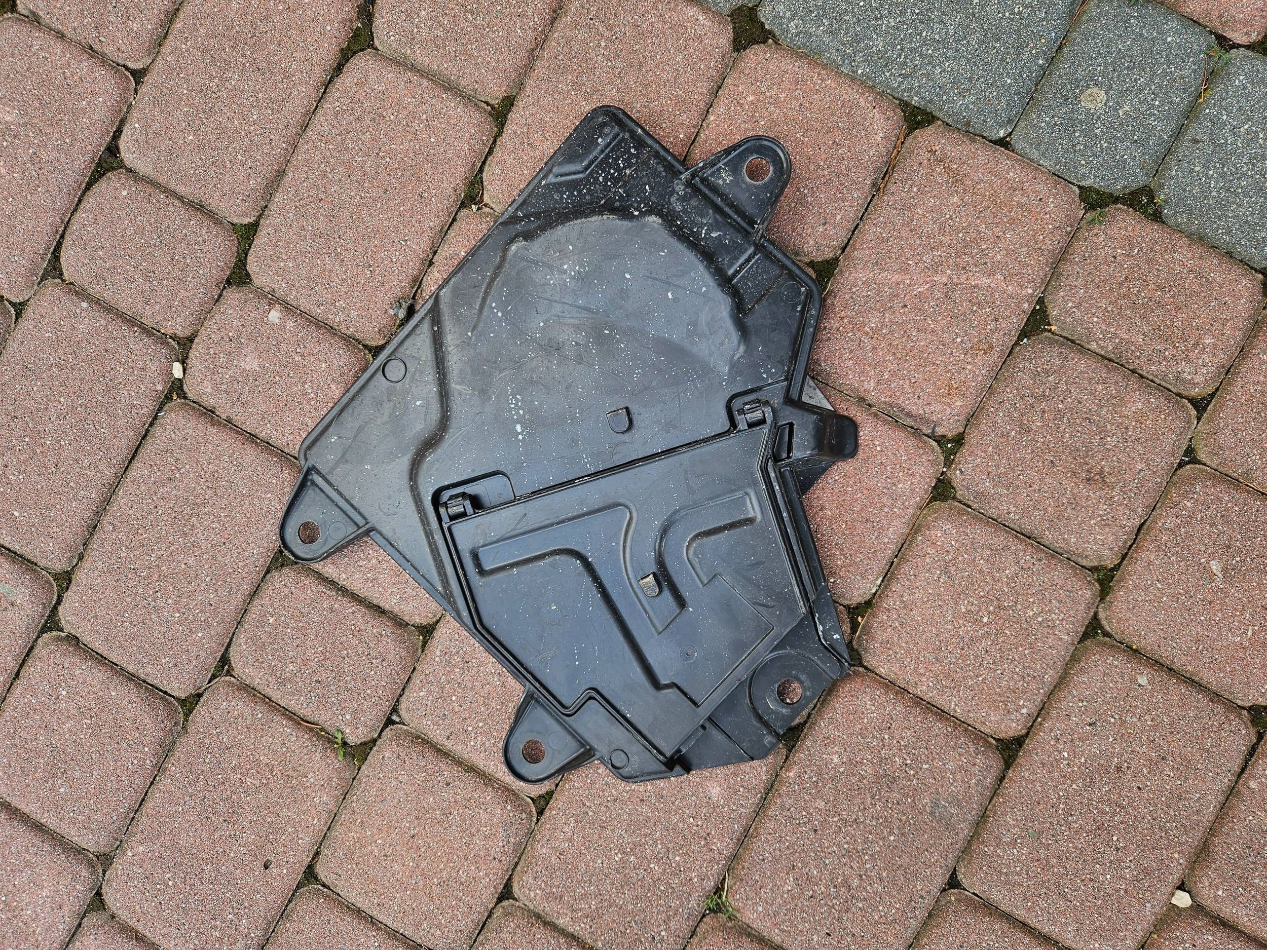 Gehäuse Blende Abdeckung Behälter Adblue BODEN Opel Astra K 42751848