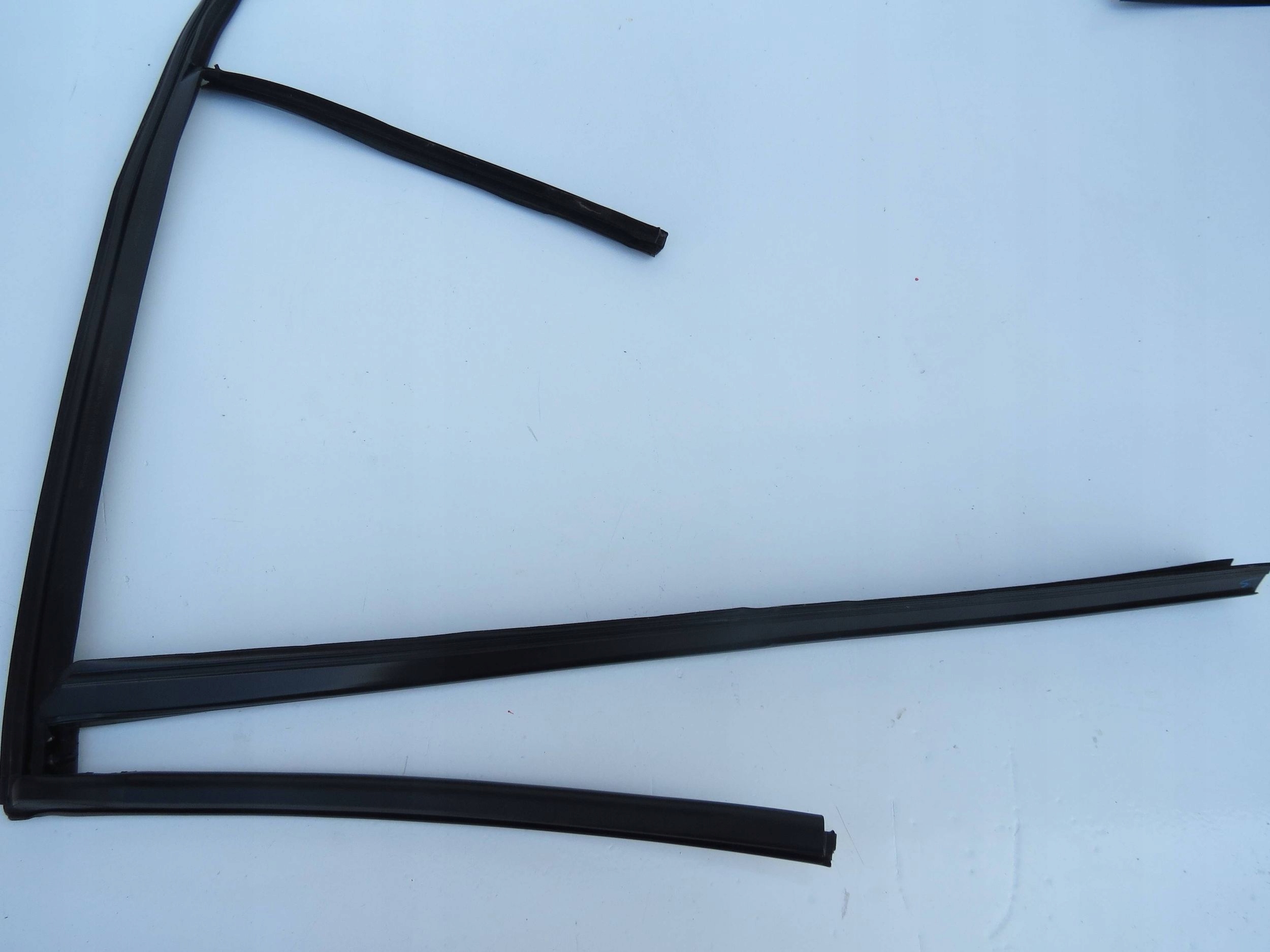 moulding gasket door right / left rear part VOLVO V60