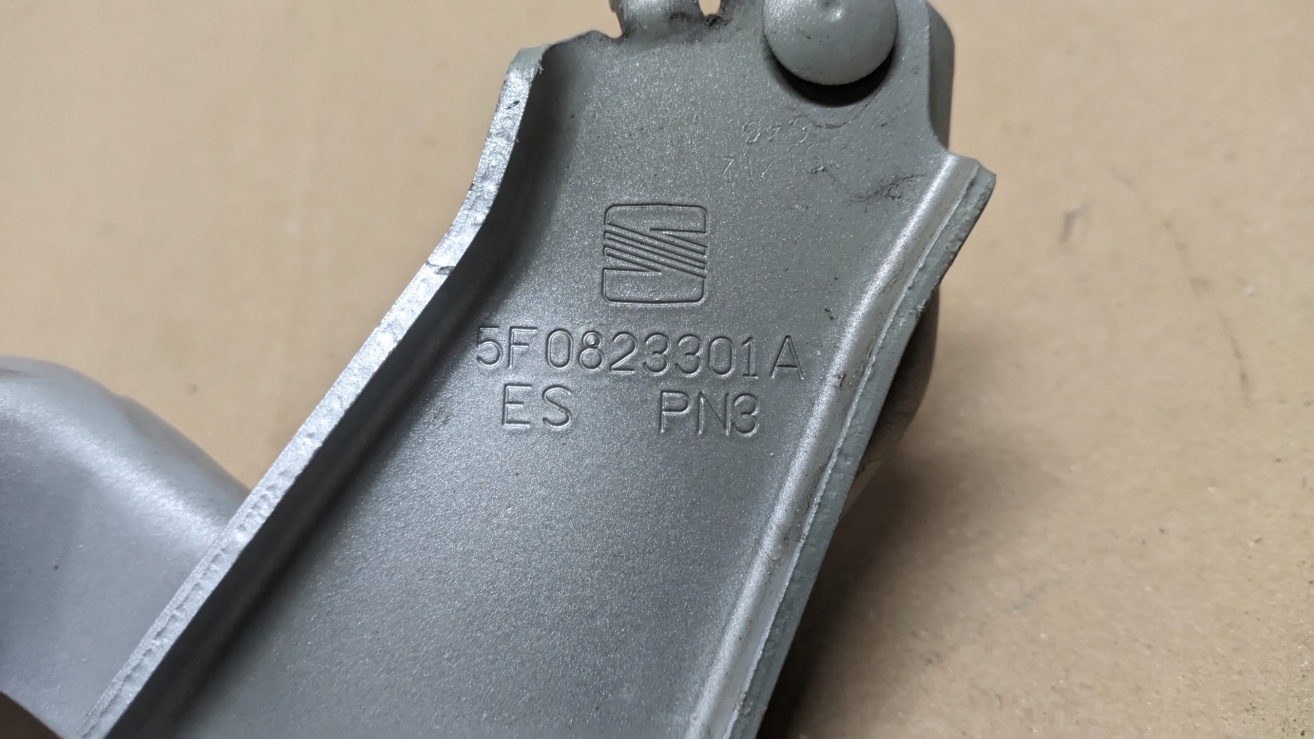 SEAT LEON III 2.0 TDI 13R hinge bonnets left 5F0823301A