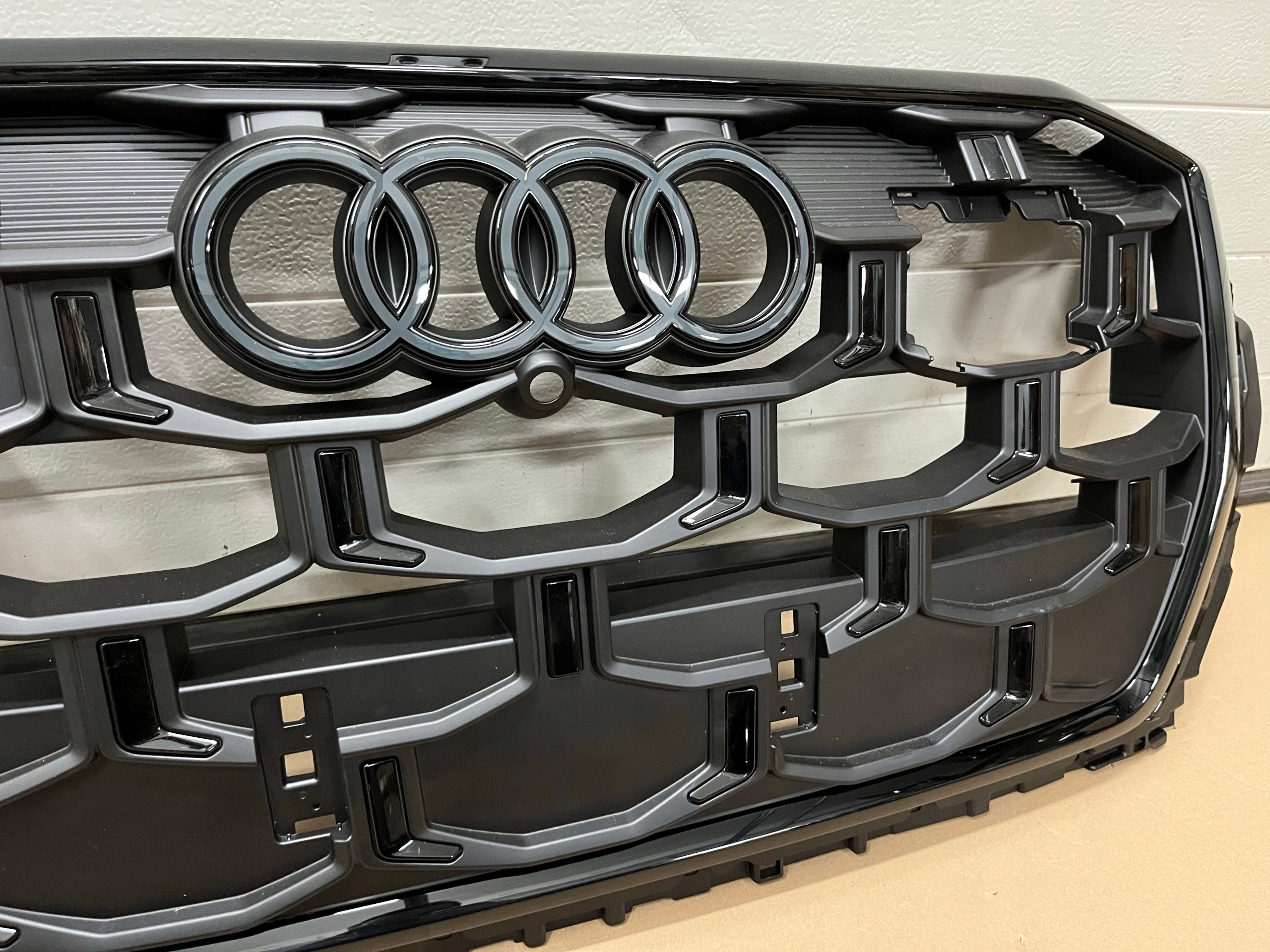 GRILL AUDI Q7 4M0 LIFT 2024 4M0853651BD ATRAPA ZDERZAKA AUDI Q7 II LIFT Producent części Audi OE