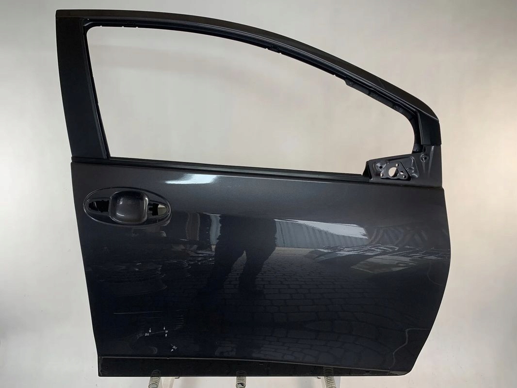 Toyota Yaris 3 III FL 17r door right front front lift 2017