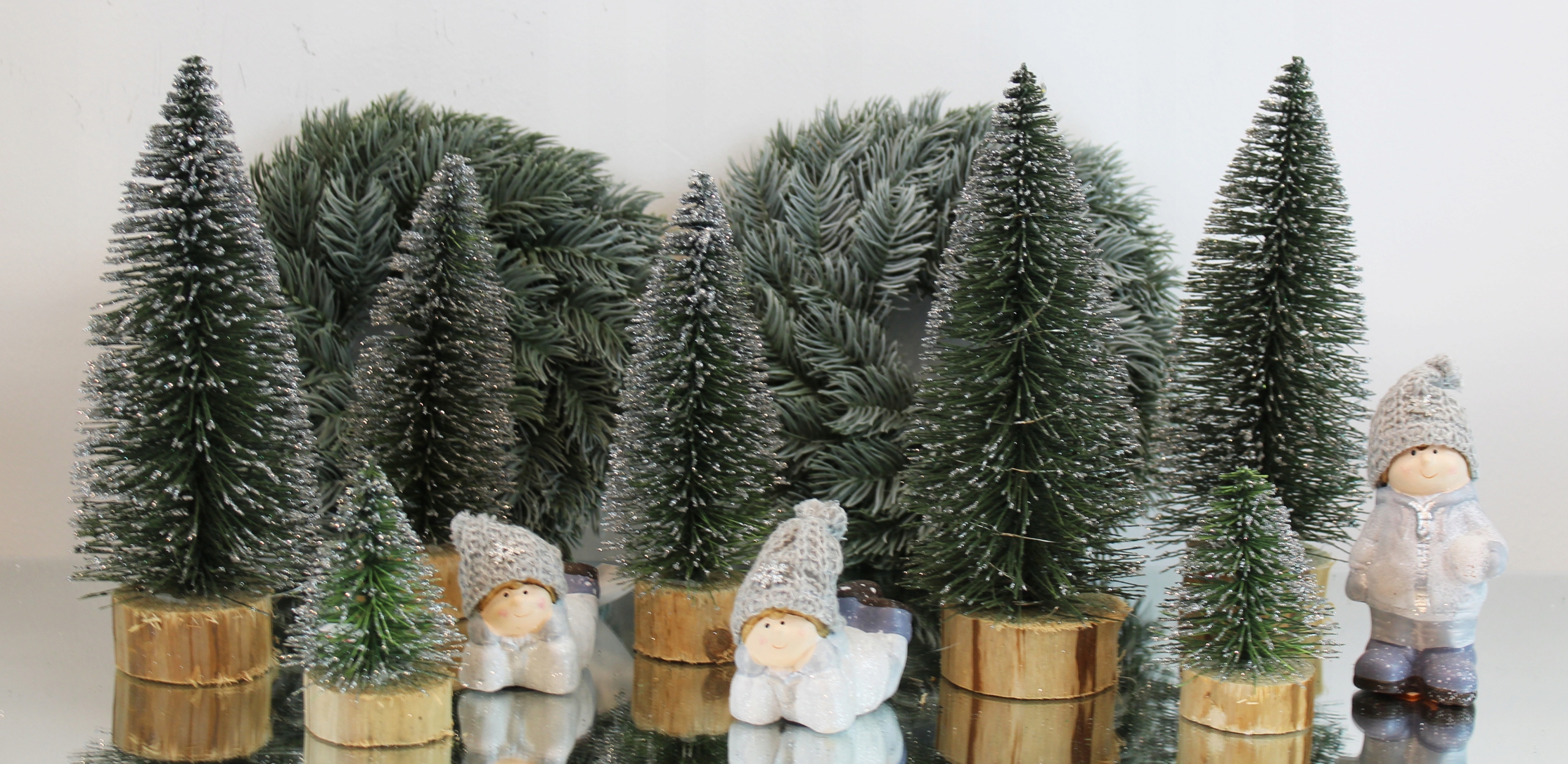 Mini choinka na pieńku z oświetleniem LED 25 cm sr Marka inna