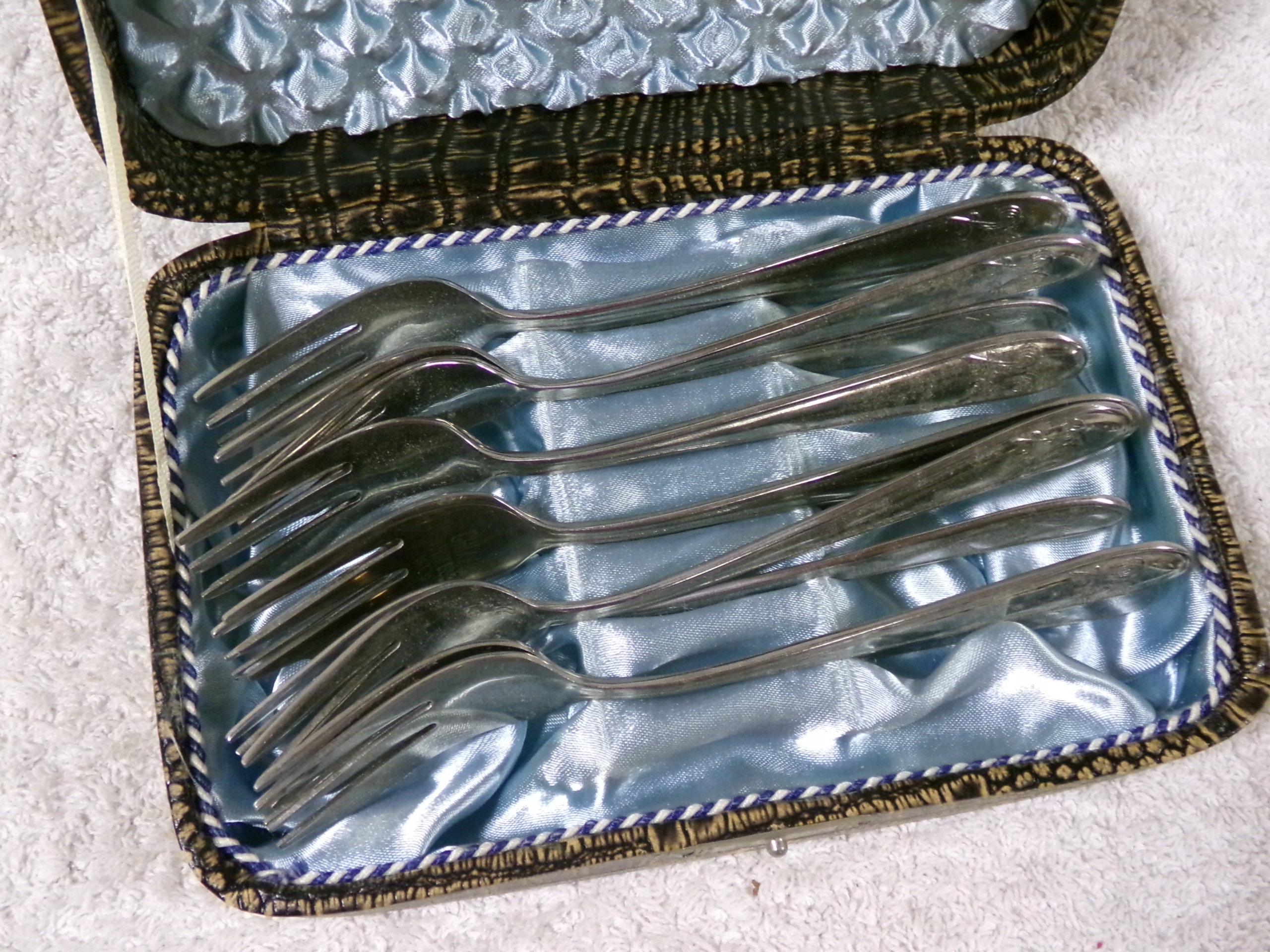 ZESTAW 12 widelczyków deserowych w kasecie