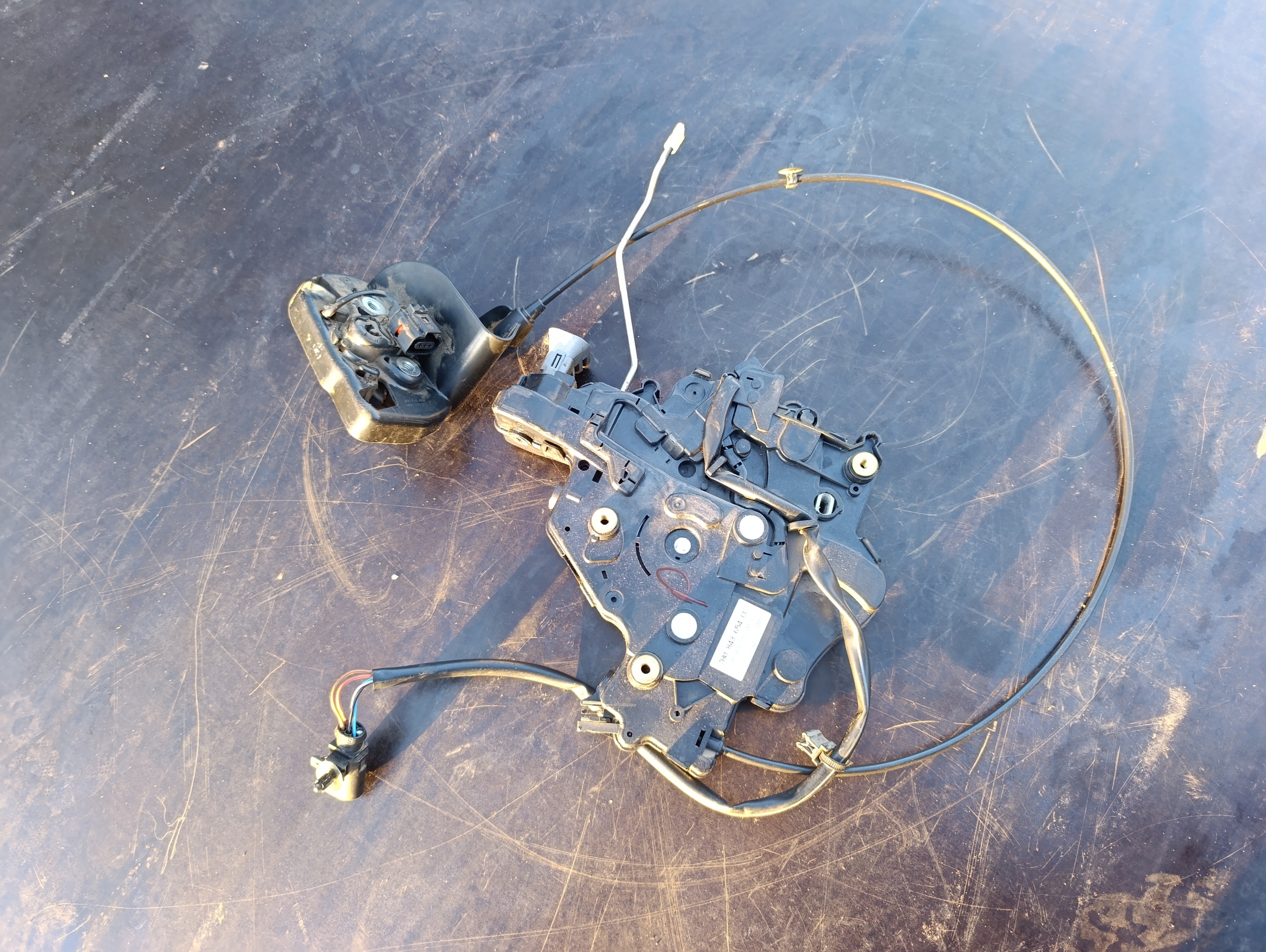 VW T5 ZAMEK DRZWI PRZESUWNYCH PRAWY 7H0843654CC