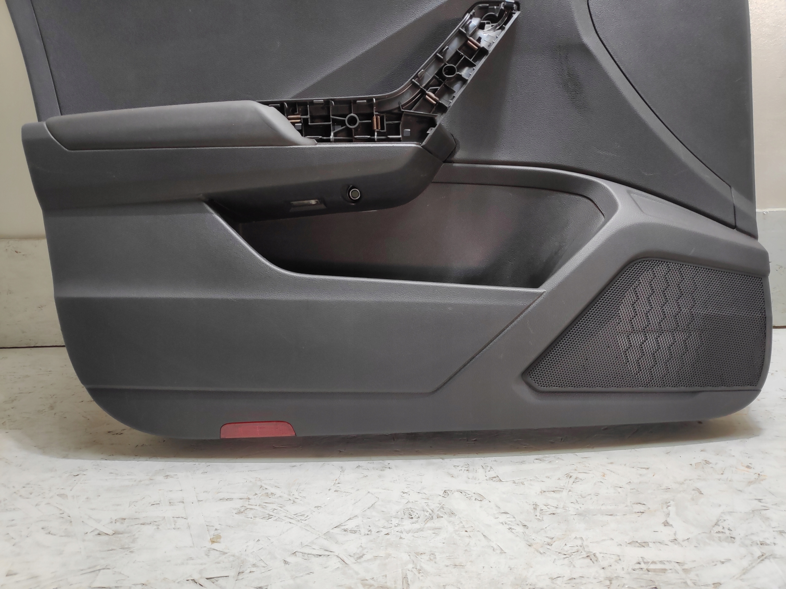 VW T-ROC BOCZEK TAPICERKA DRZWI LEWY PRZÓD Typ samochodu 4x4/SUV Samochody osobowe